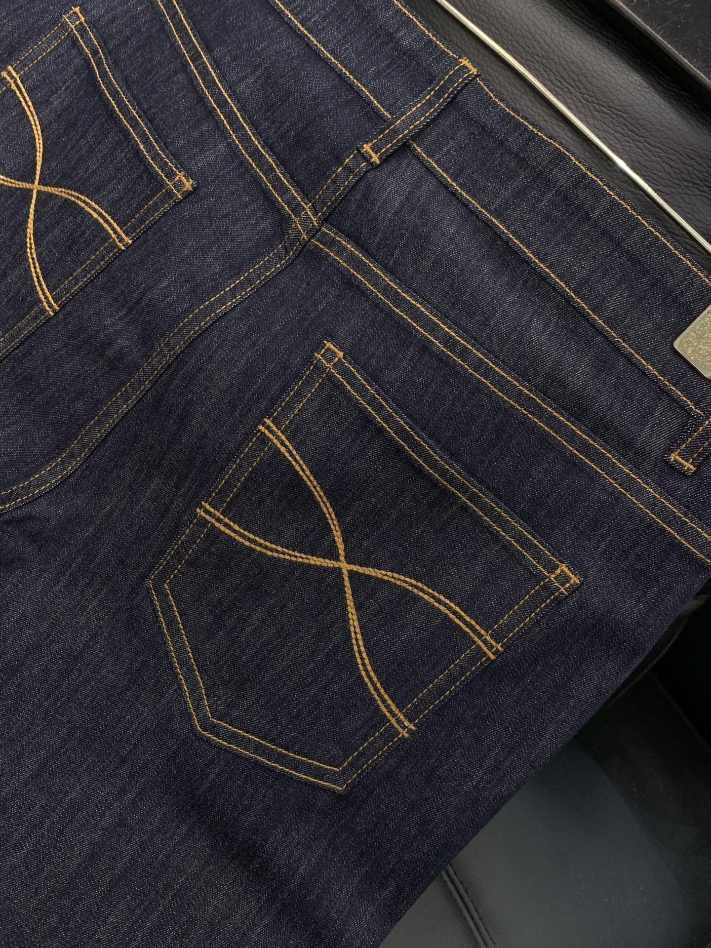 ，意大利神狮，时尚品牌，2026春季新品，时尚休闲水洗牛仔裤，专柜同步有售，原单狠货，采用进口原版面料，