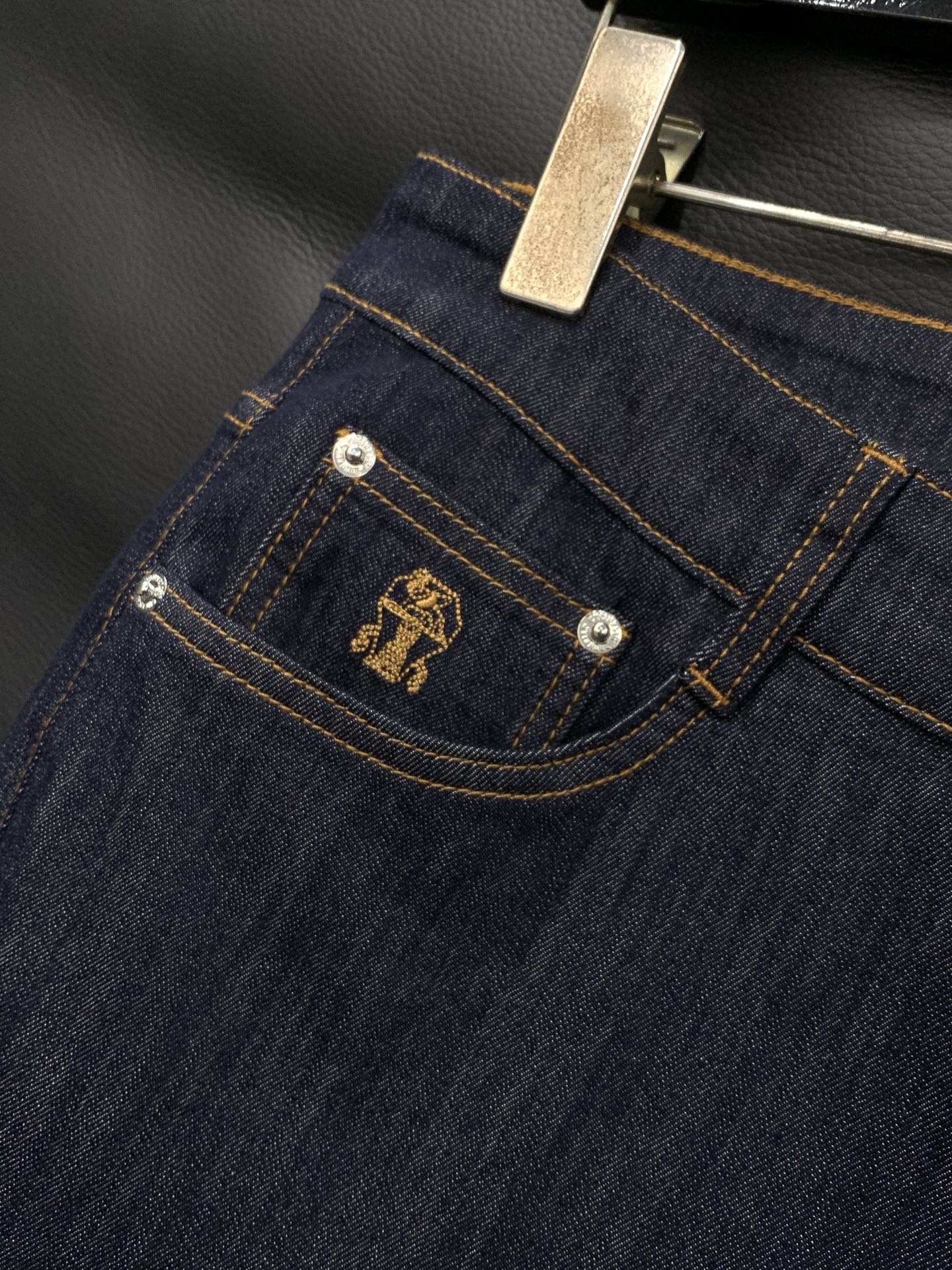 ，意大利神狮，时尚品牌，2026春季新品，时尚休闲水洗牛仔裤，专柜同步有售，原单狠货，采用进口原版面料，