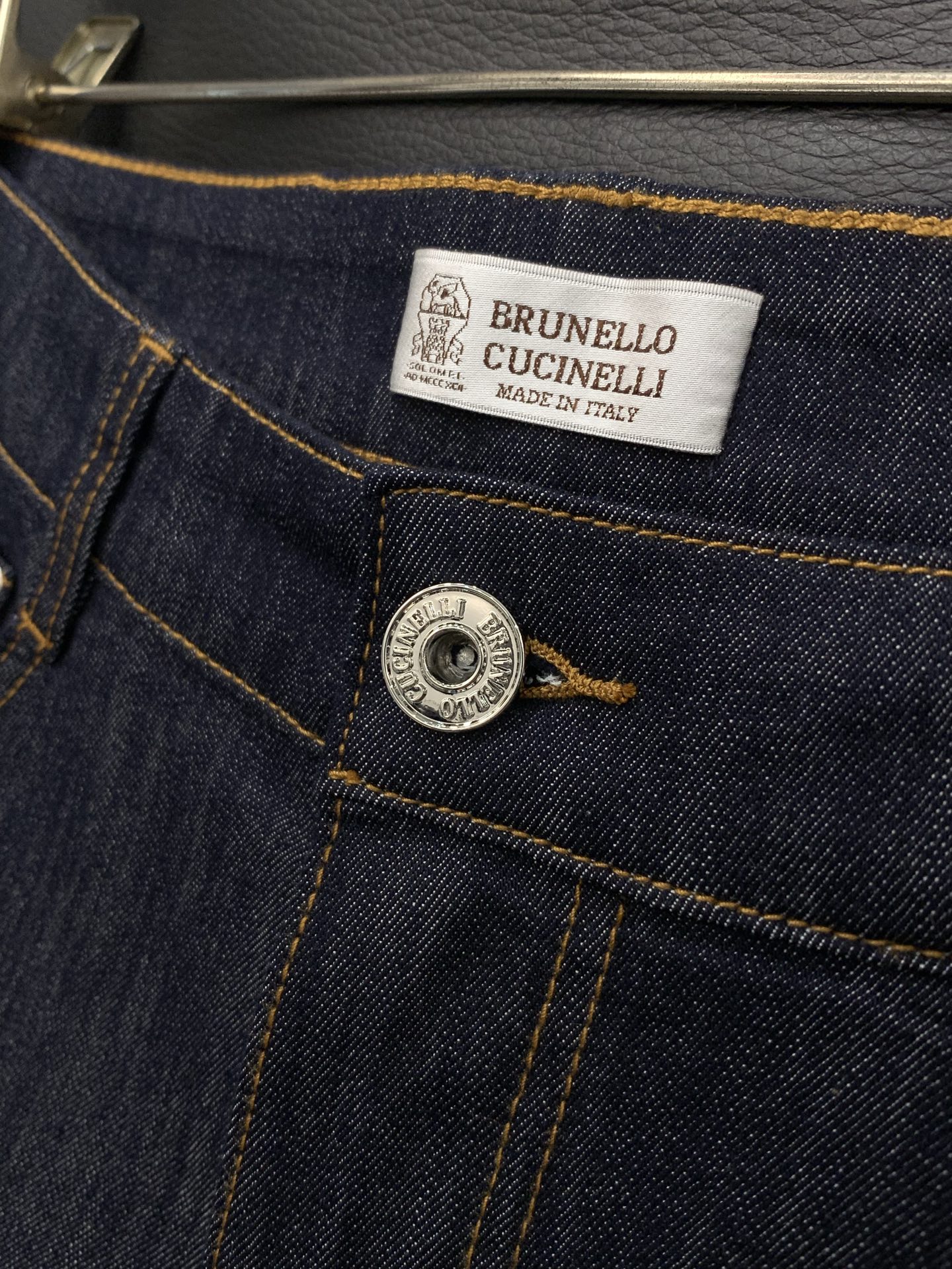 ，意大利神狮，时尚品牌，2026春季新品，时尚休闲水洗牛仔裤，专柜同步有售，原单狠货，采用进口原版面料，