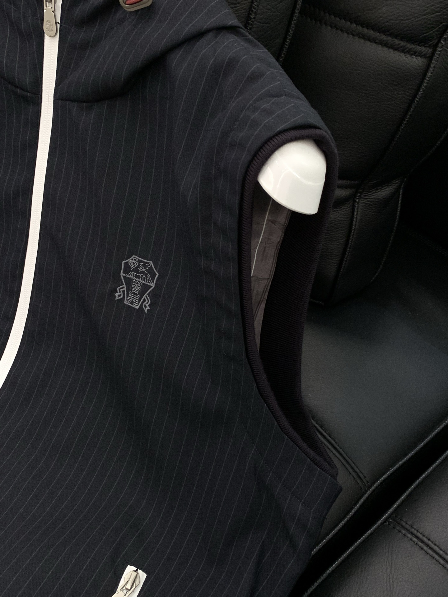 ，意大利神狮，2026春季最新品，专柜同步有售，原单狠货，时尚休闲连帽马甲，采用进口原版面料，顶级刺绣🪡