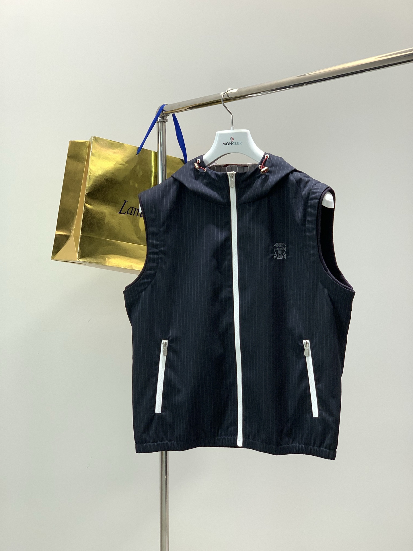 ，意大利神狮，2026春季最新品，专柜同步有售，原单狠货，时尚休闲连帽马甲，采用进口原版面料，顶级刺绣🪡