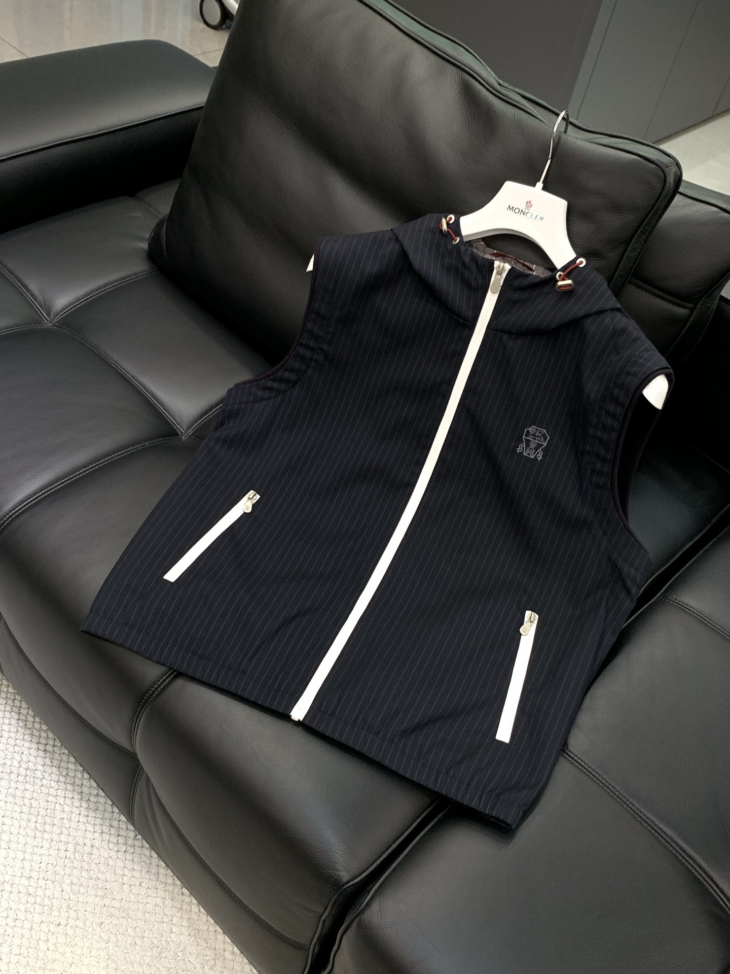 ，意大利神狮，2026春季最新品，专柜同步有售，原单狠货，时尚休闲连帽马甲，采用进口原版面料，顶级刺绣🪡