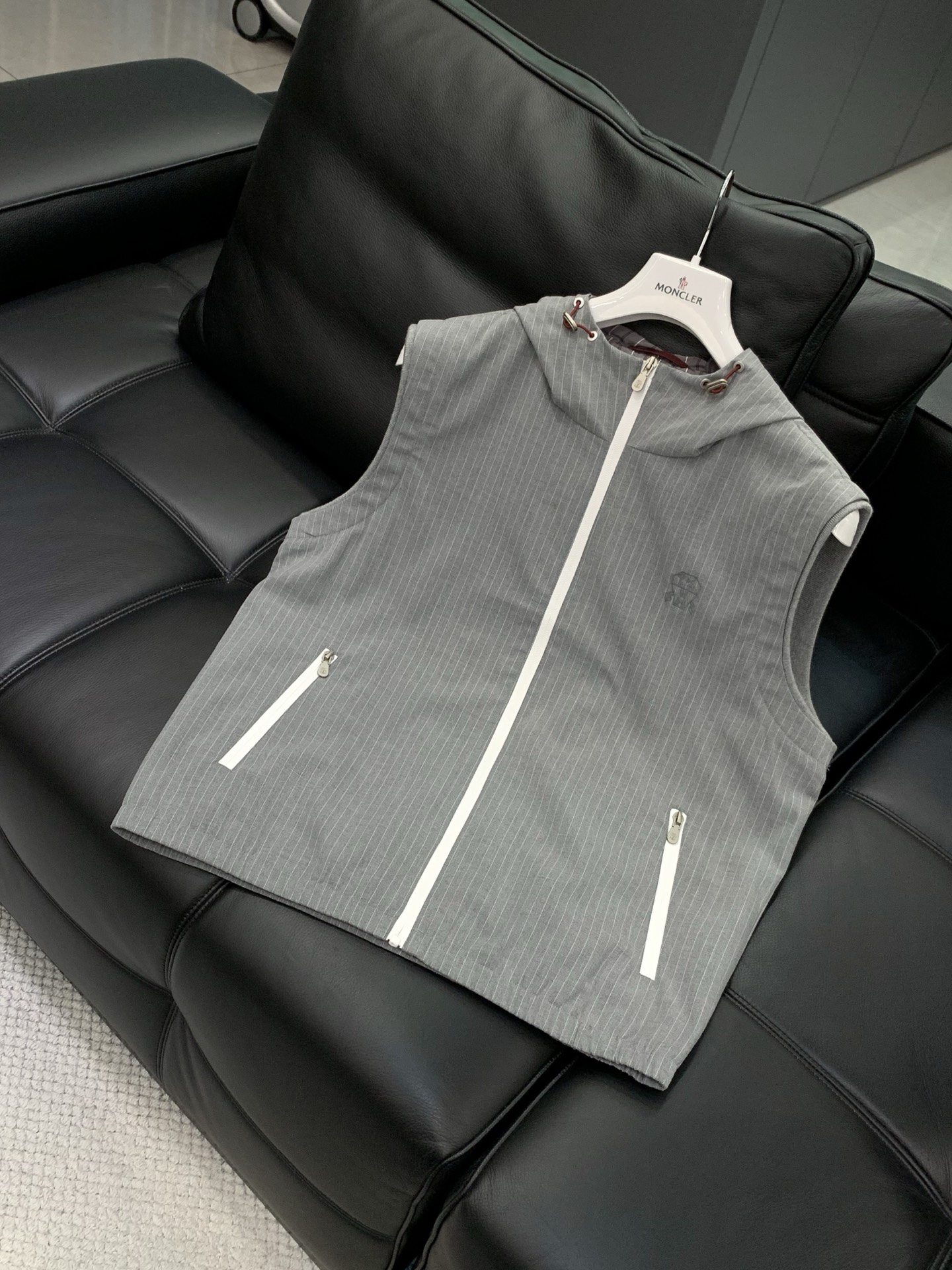 ，意大利神狮，2026春季最新品，专柜同步有售，原单狠货，时尚休闲连帽马甲，采用进口原版面料，顶级刺绣🪡