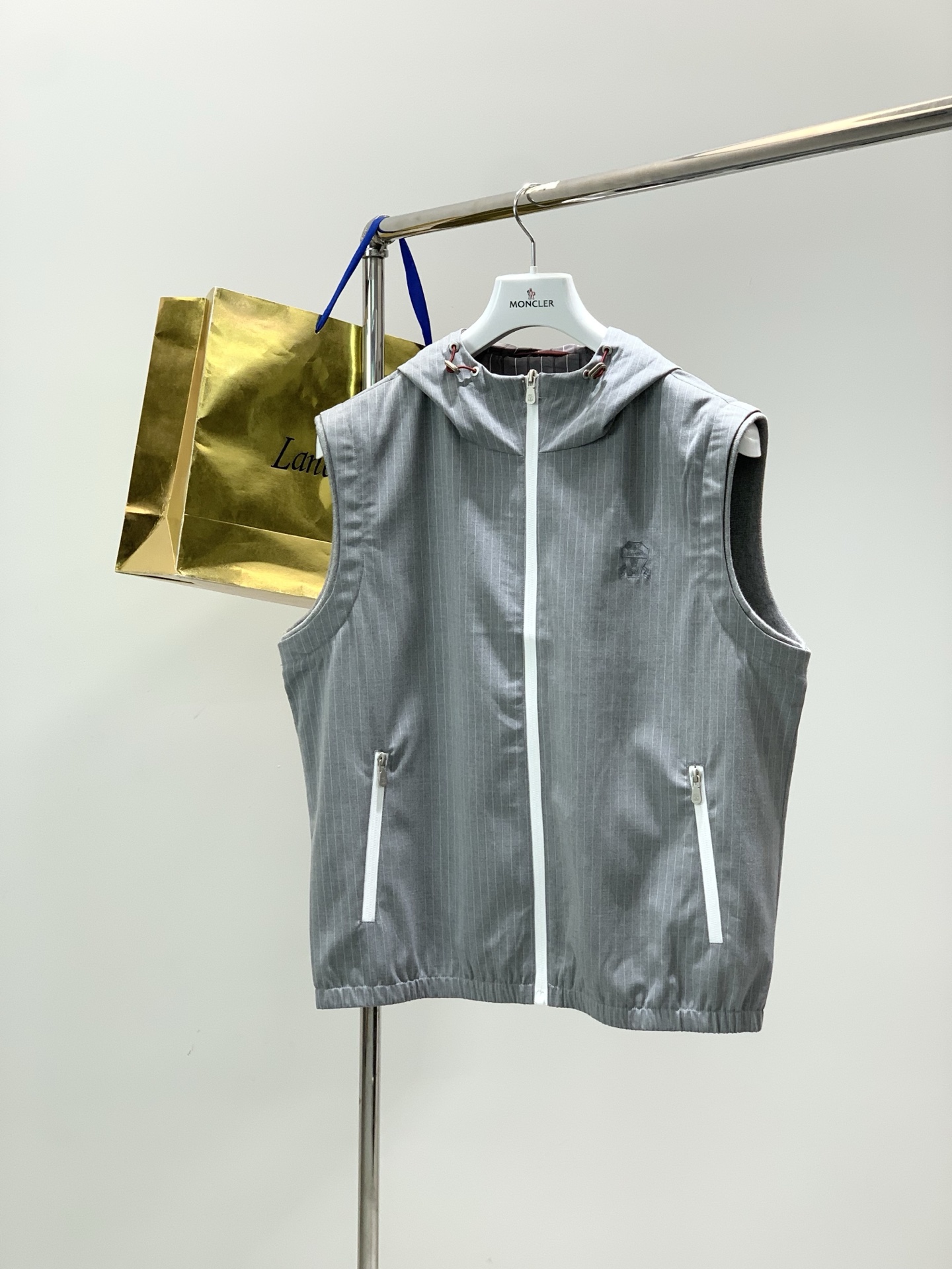 ，意大利神狮，2026春季最新品，专柜同步有售，原单狠货，时尚休闲连帽马甲，采用进口原版面料，顶级刺绣🪡