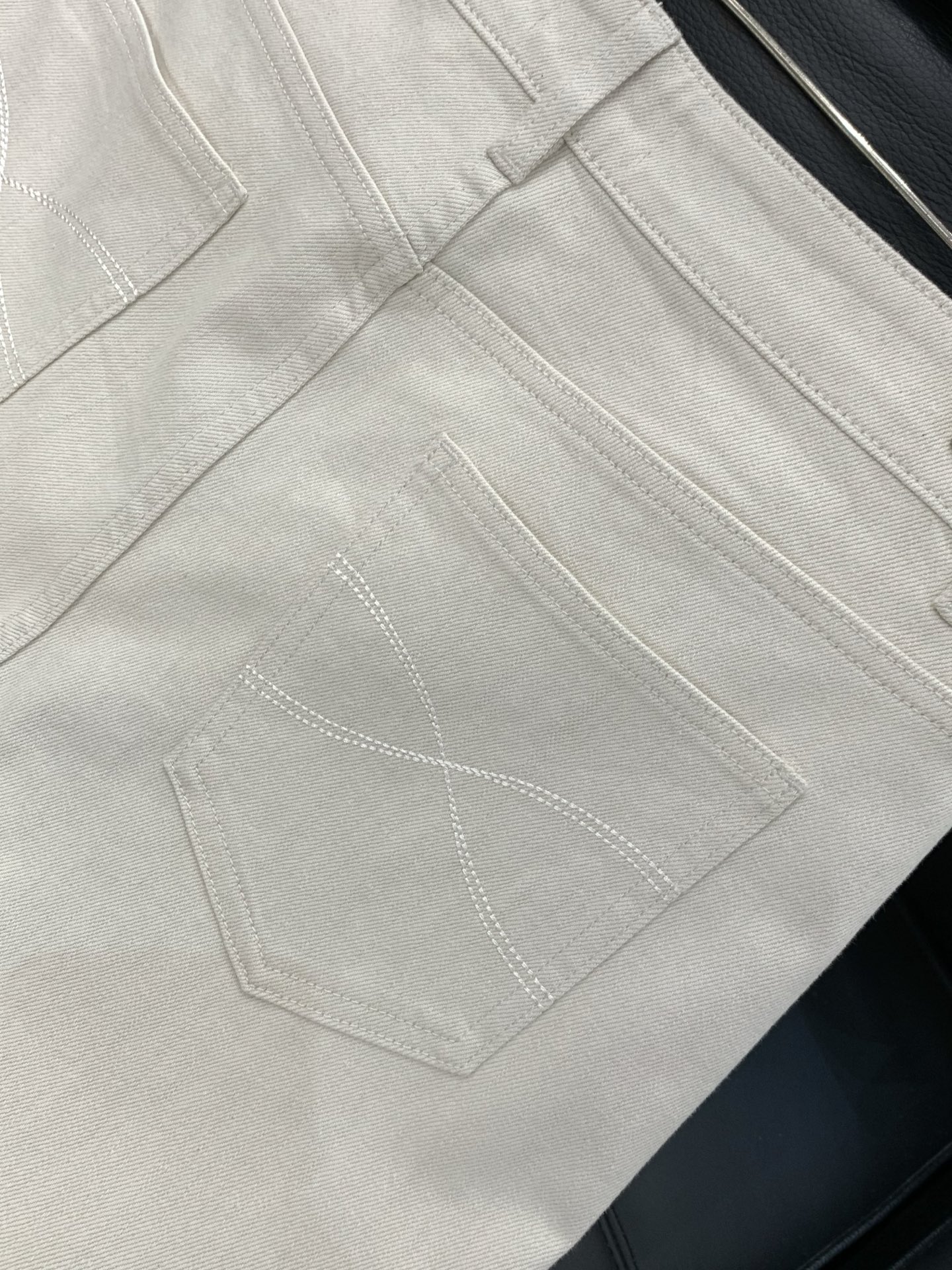 ，意大利神狮，时尚品牌，2026春季新品，时尚休闲水洗牛仔裤，专柜同步有售，原单狠货，采用进口原版面料，