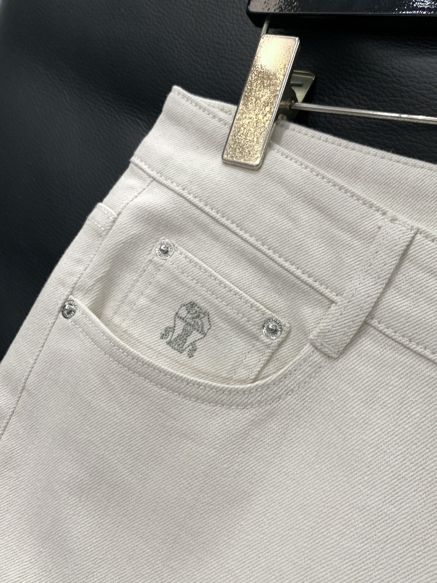 ，意大利神狮，时尚品牌，2026春季新品，时尚休闲水洗牛仔裤，专柜同步有售，原单狠货，采用进口原版面料，