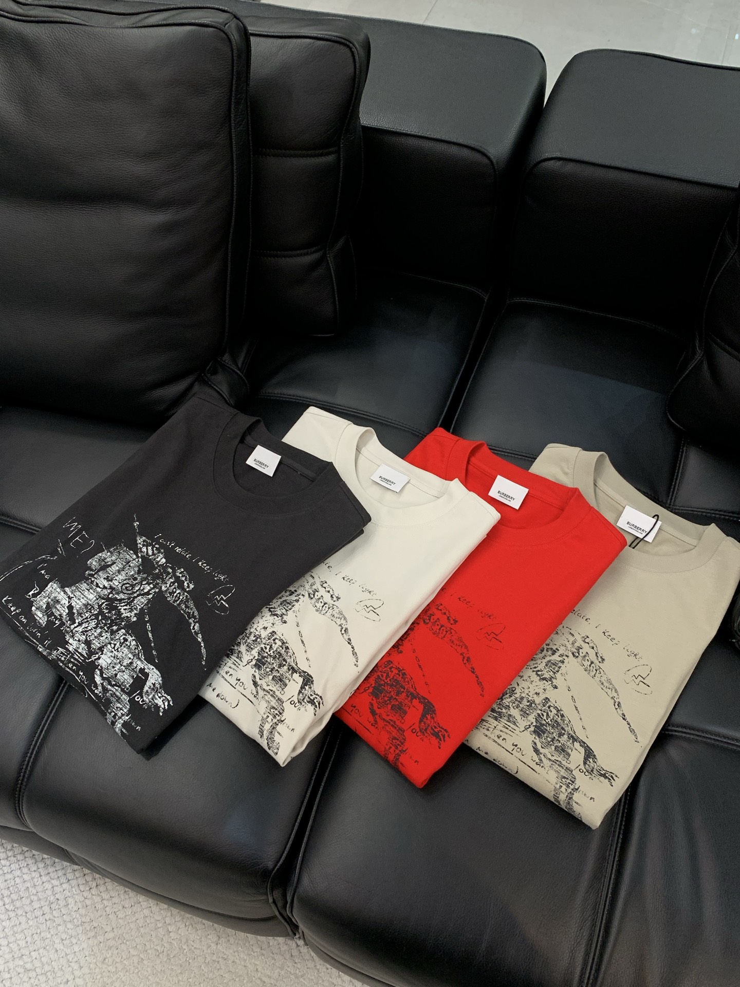 ，Burberry 巴宝莉，2026春夏最新品，专柜同步有售，原单狠货，时尚休闲圆领短袖T恤，进口原版面