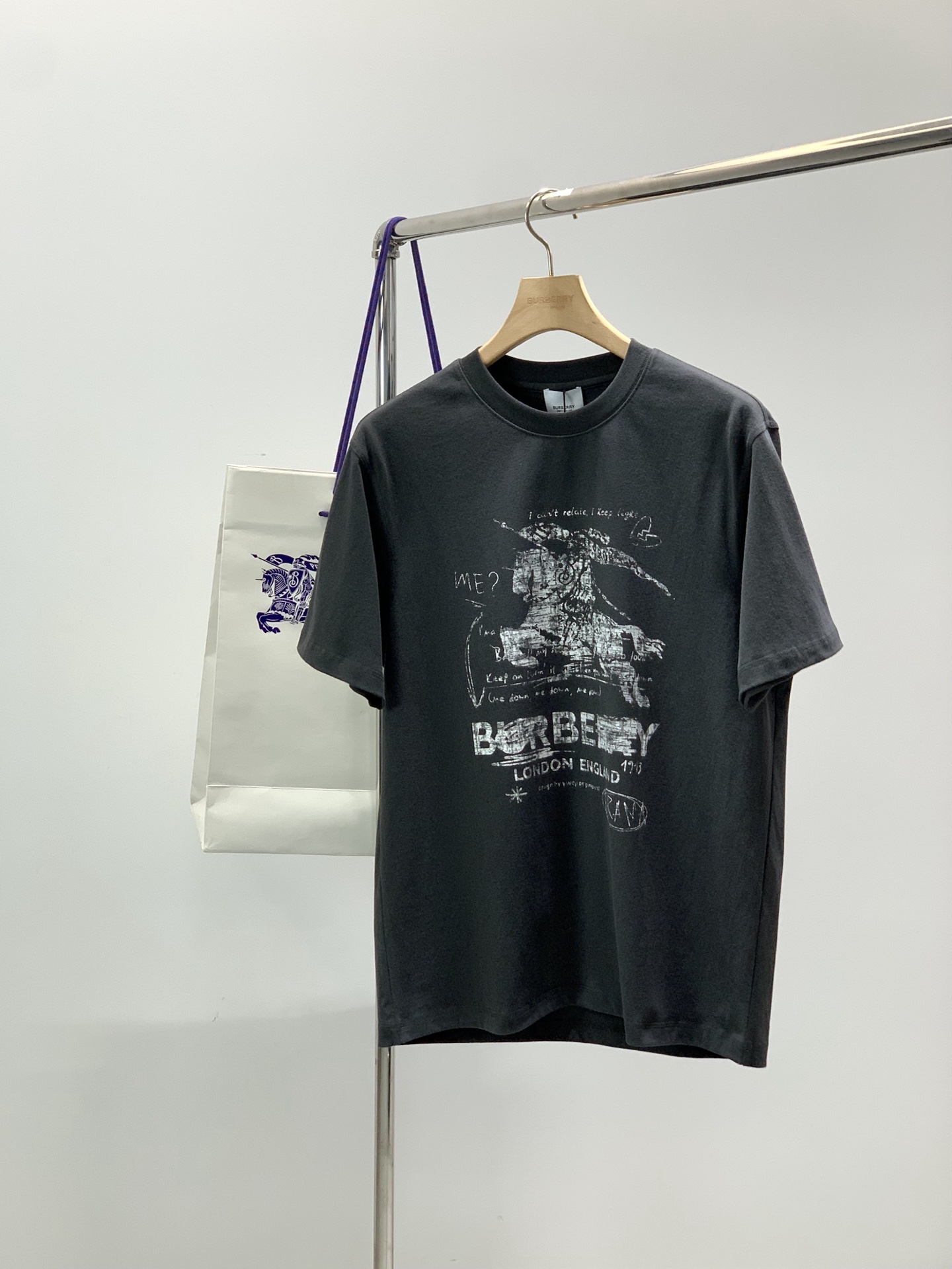 ，Burberry 巴宝莉，2026春夏最新品，专柜同步有售，原单狠货，时尚休闲圆领短袖T恤，进口原版面