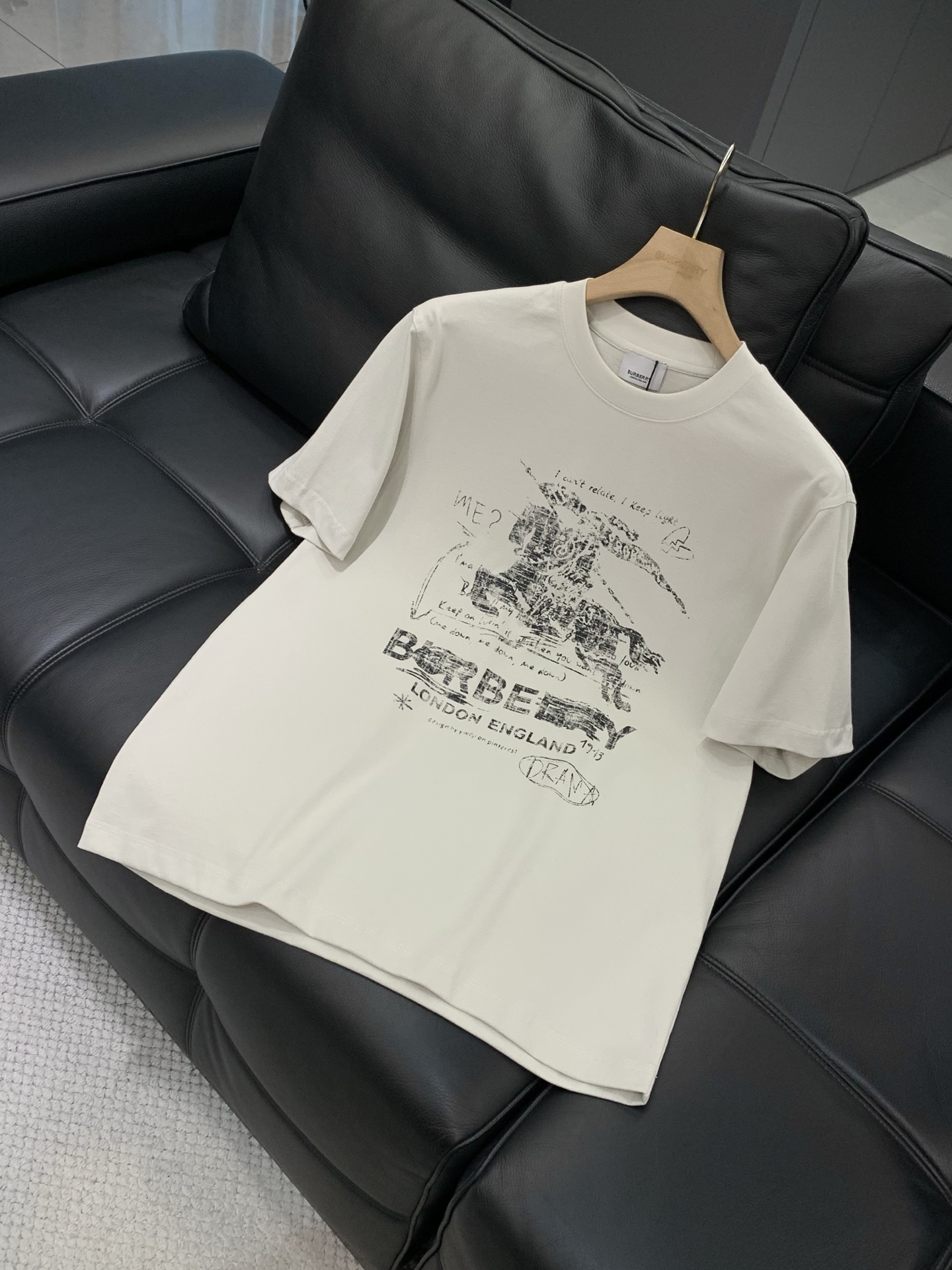 ，Burberry 巴宝莉，2026春夏最新品，专柜同步有售，原单狠货，时尚休闲圆领短袖T恤，进口原版面