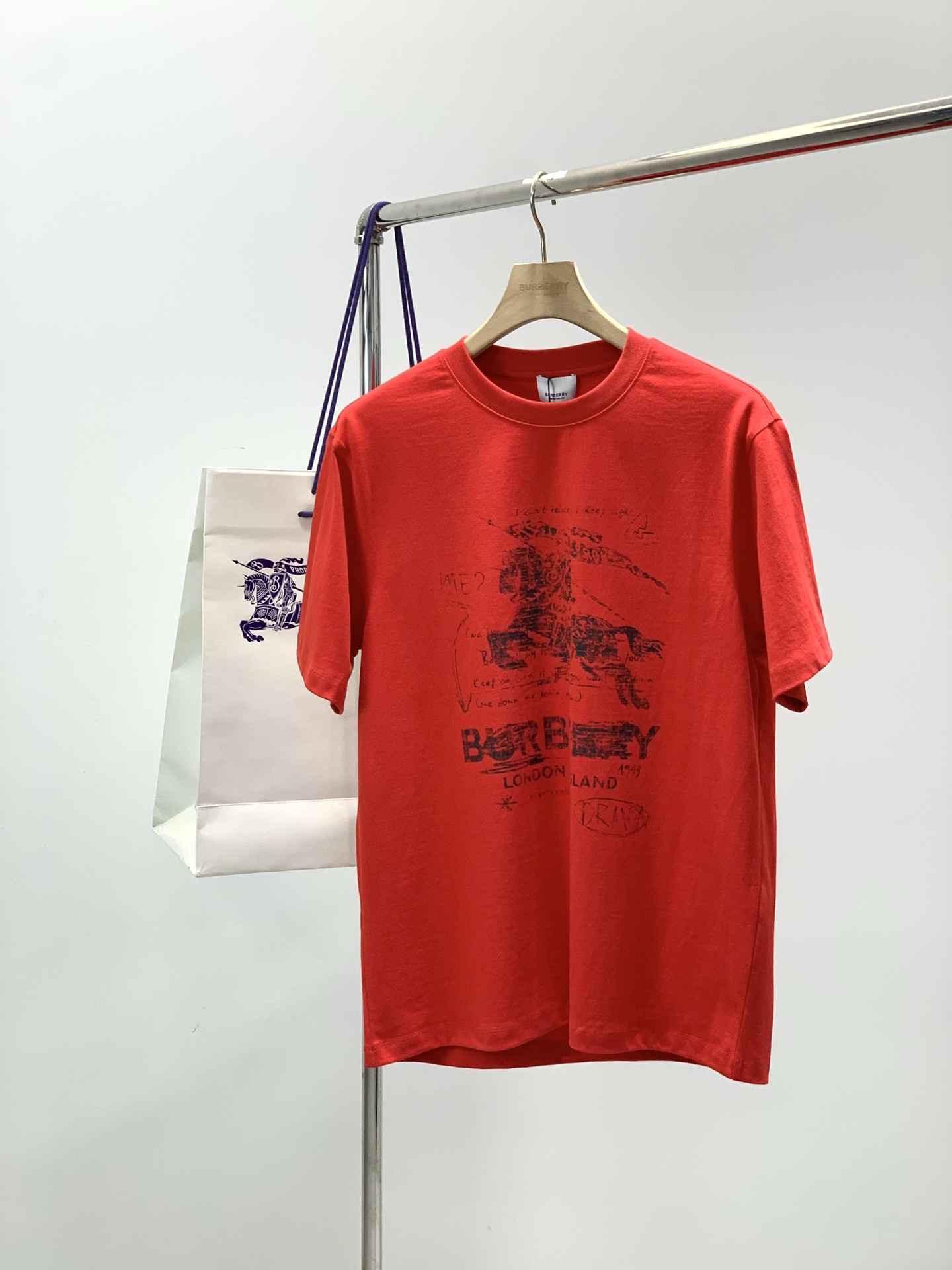 ，Burberry 巴宝莉，2026春夏最新品，专柜同步有售，原单狠货，时尚休闲圆领短袖T恤，进口原版面