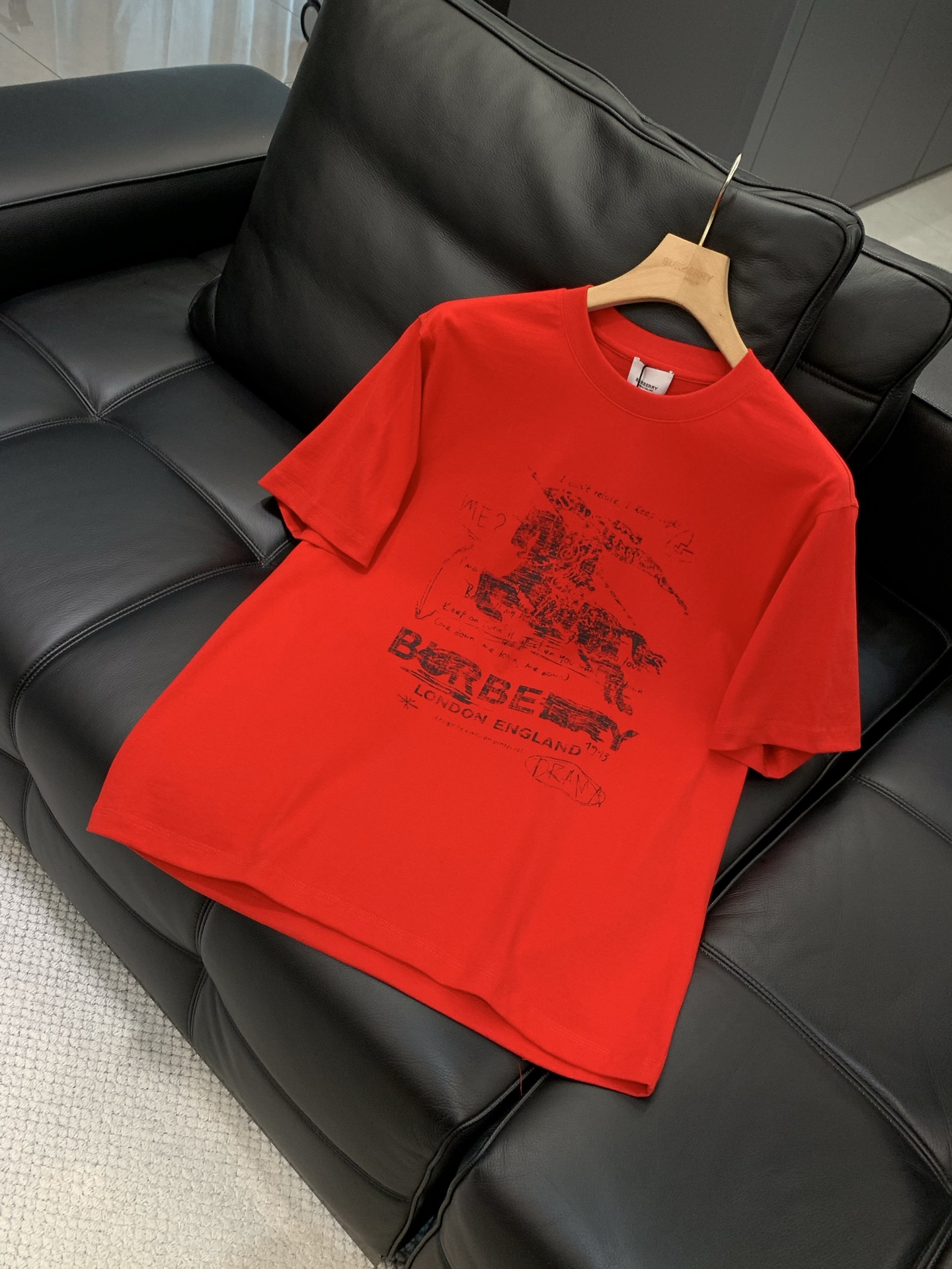 ，Burberry 巴宝莉，2026春夏最新品，专柜同步有售，原单狠货，时尚休闲圆领短袖T恤，进口原版面