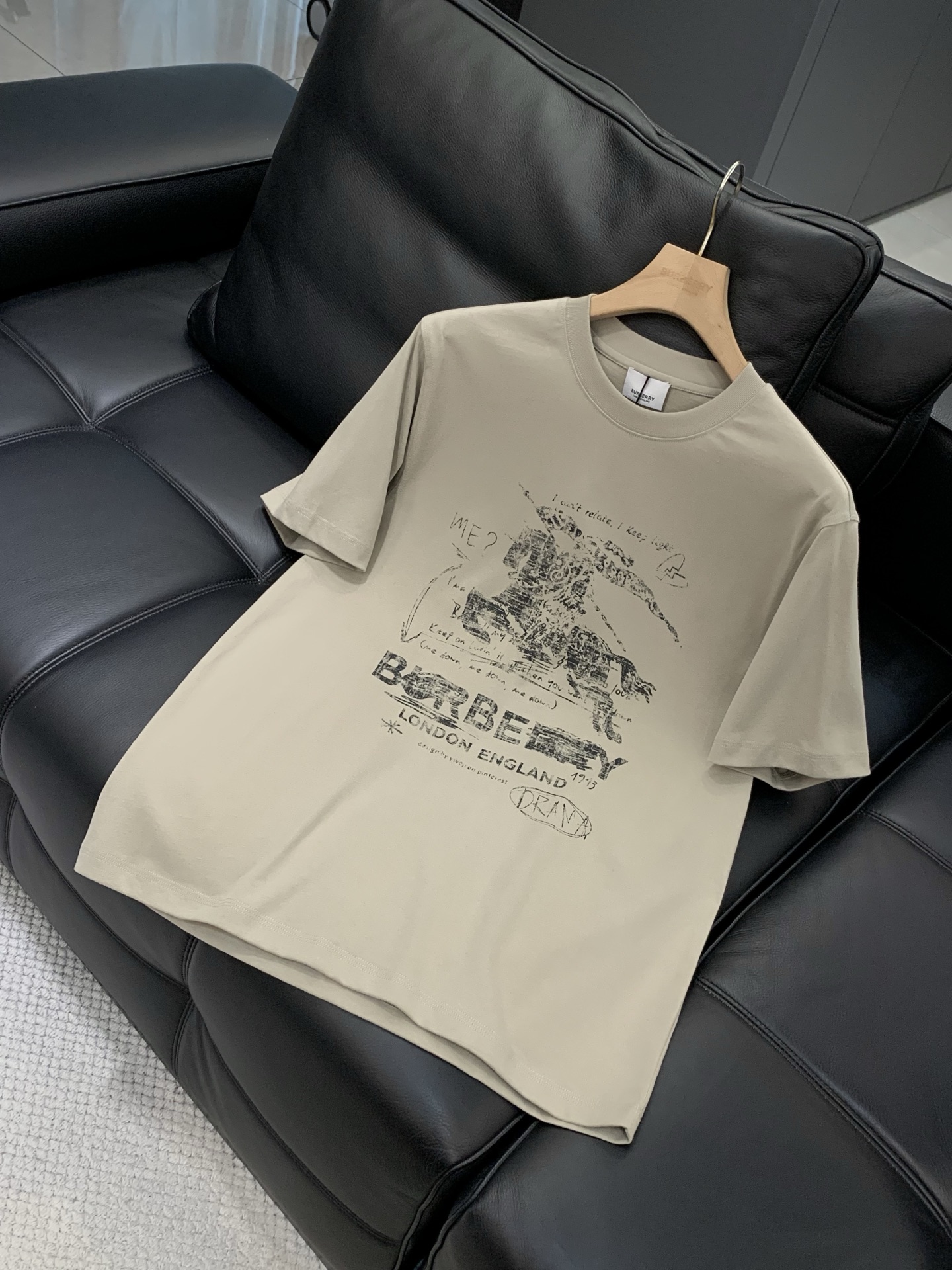 ，Burberry 巴宝莉，2026春夏最新品，专柜同步有售，原单狠货，时尚休闲圆领短袖T恤，进口原版面