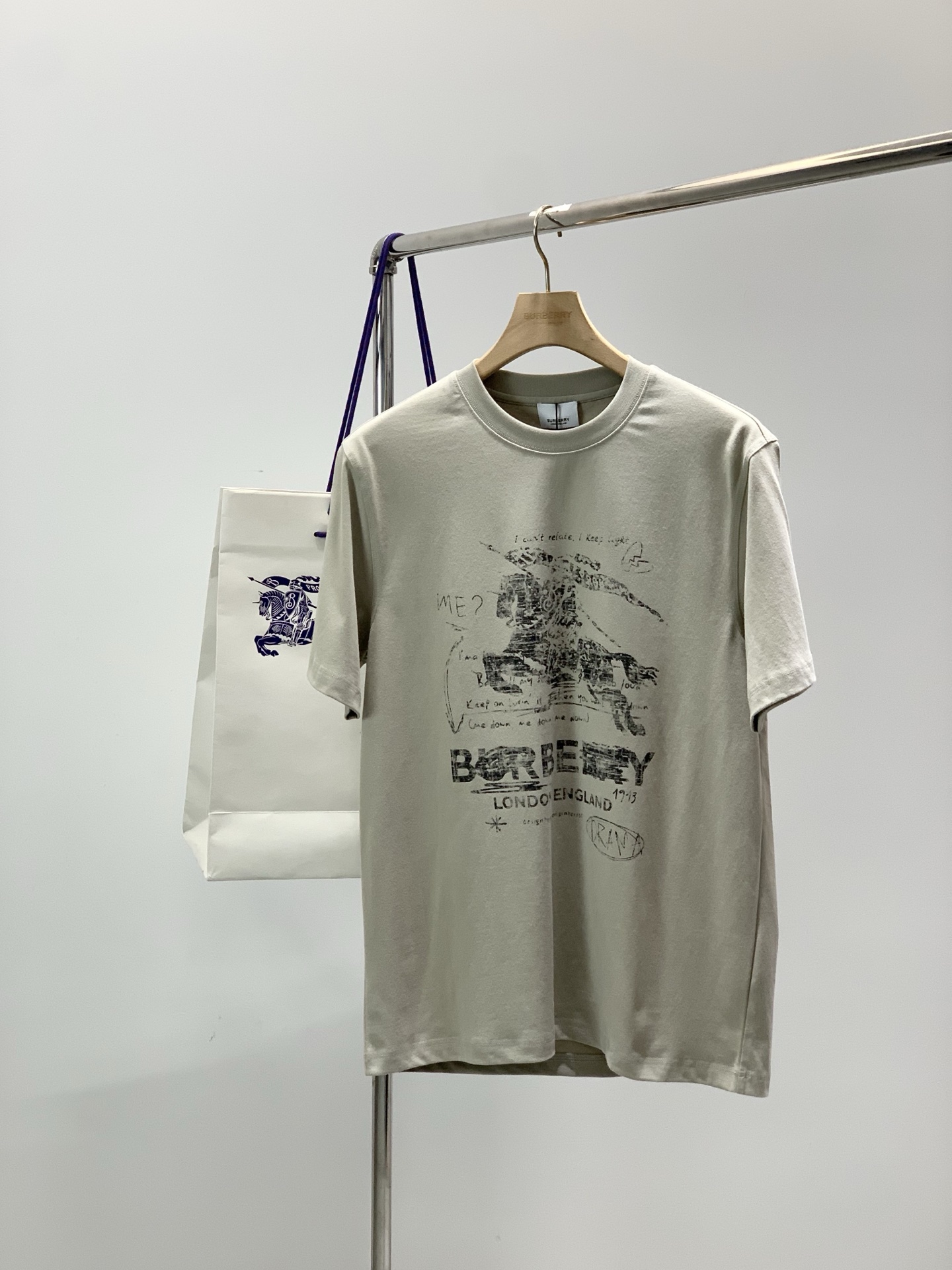 ，Burberry 巴宝莉，2026春夏最新品，专柜同步有售，原单狠货，时尚休闲圆领短袖T恤，进口原版面