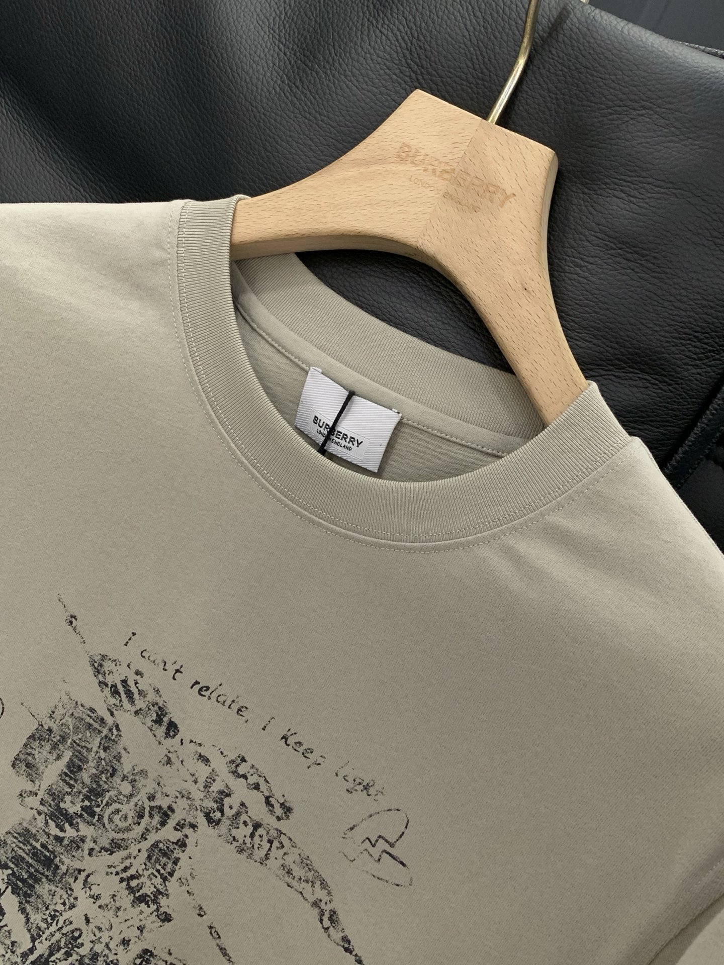 ，Burberry 巴宝莉，2026春夏最新品，专柜同步有售，原单狠货，时尚休闲圆领短袖T恤，进口原版面