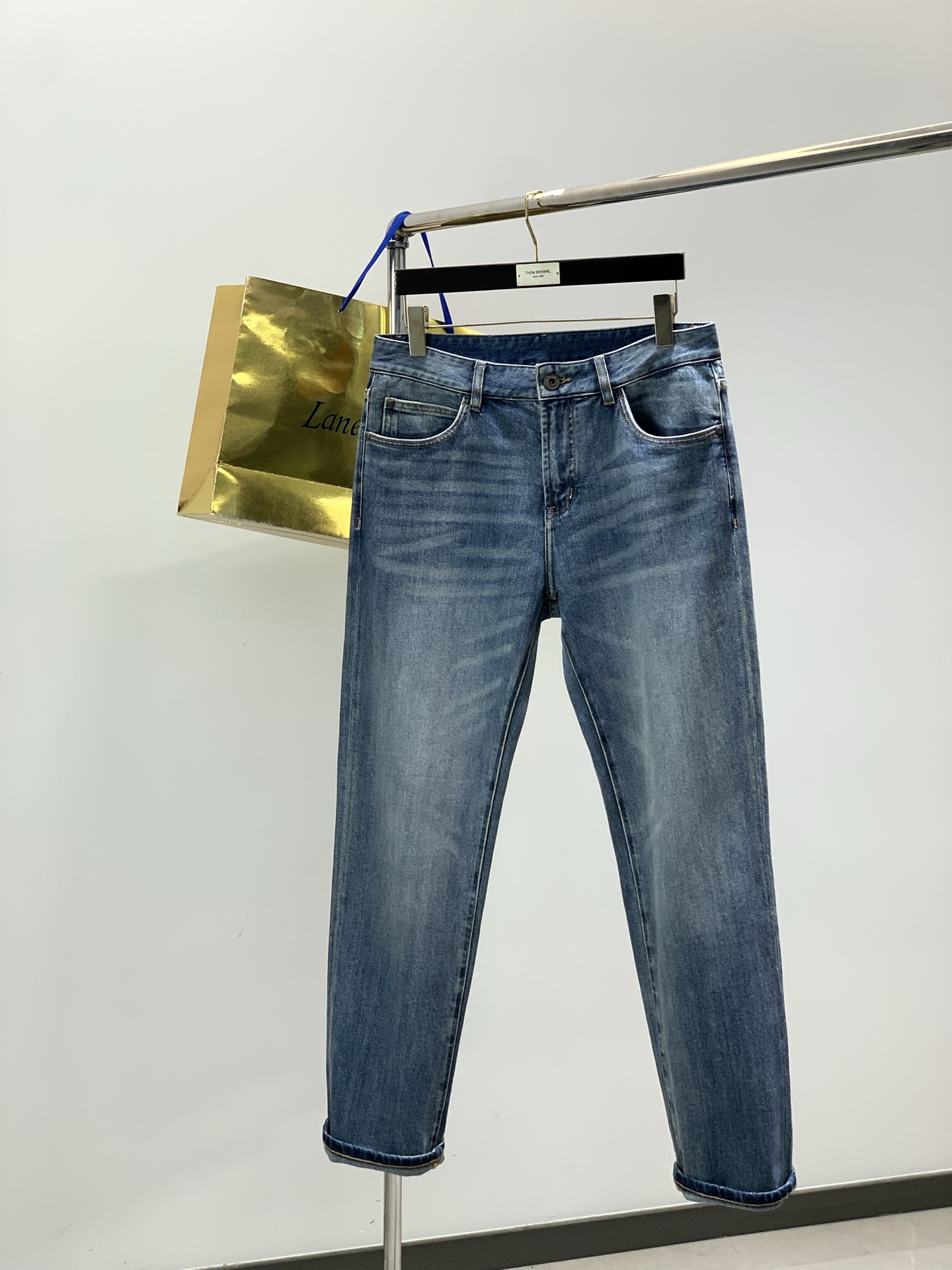 ，Ferragamo 菲拉格慕，春季新品，官网专柜同步有售，原单狠货，超级有范儿的一款牛仔裤，定制原版水