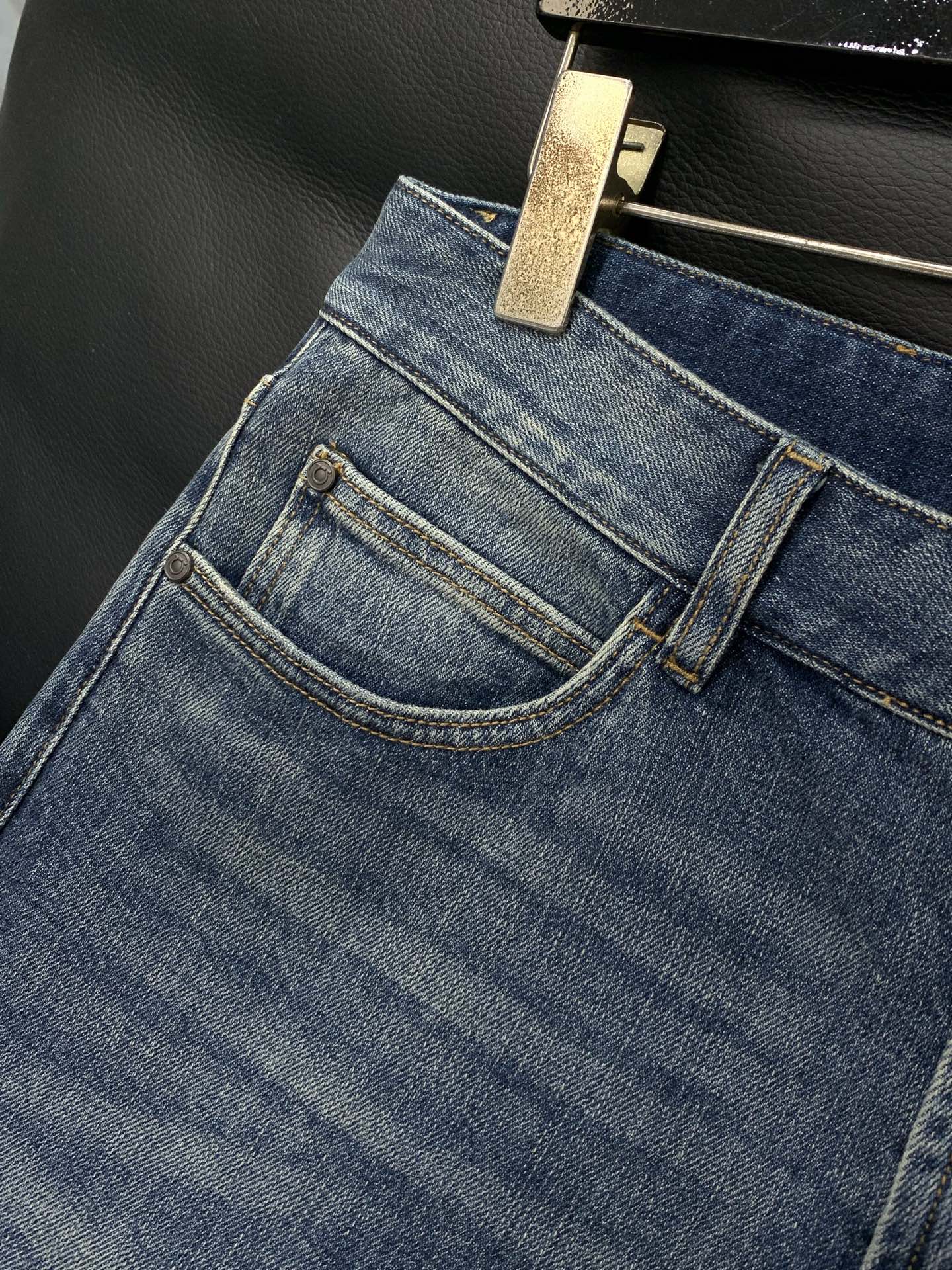 ，Ferragamo 菲拉格慕，春季新品，官网专柜同步有售，原单狠货，超级有范儿的一款牛仔裤，定制原版水