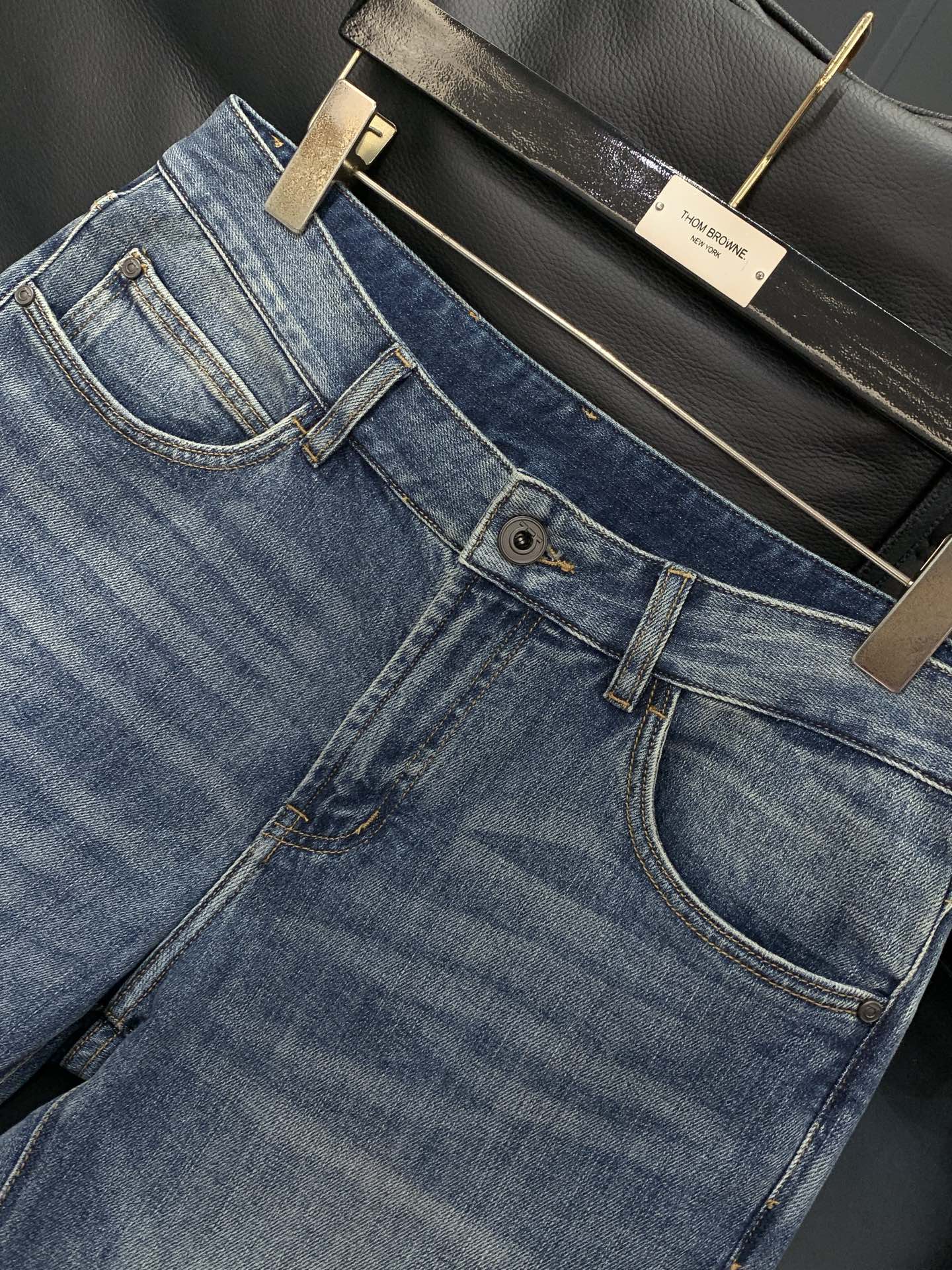 ，Ferragamo 菲拉格慕，春季新品，官网专柜同步有售，原单狠货，超级有范儿的一款牛仔裤，定制原版水