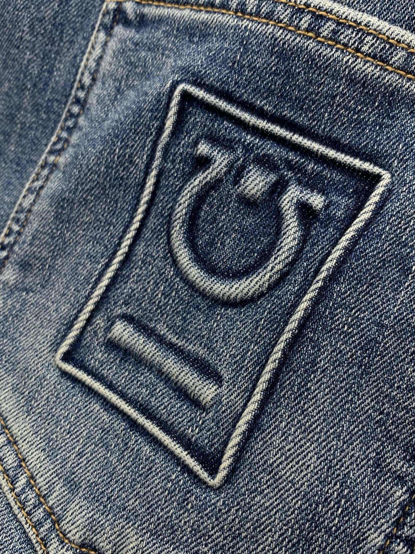 ，Ferragamo 菲拉格慕，春季新品，官网专柜同步有售，原单狠货，超级有范儿的一款牛仔裤，定制原版水