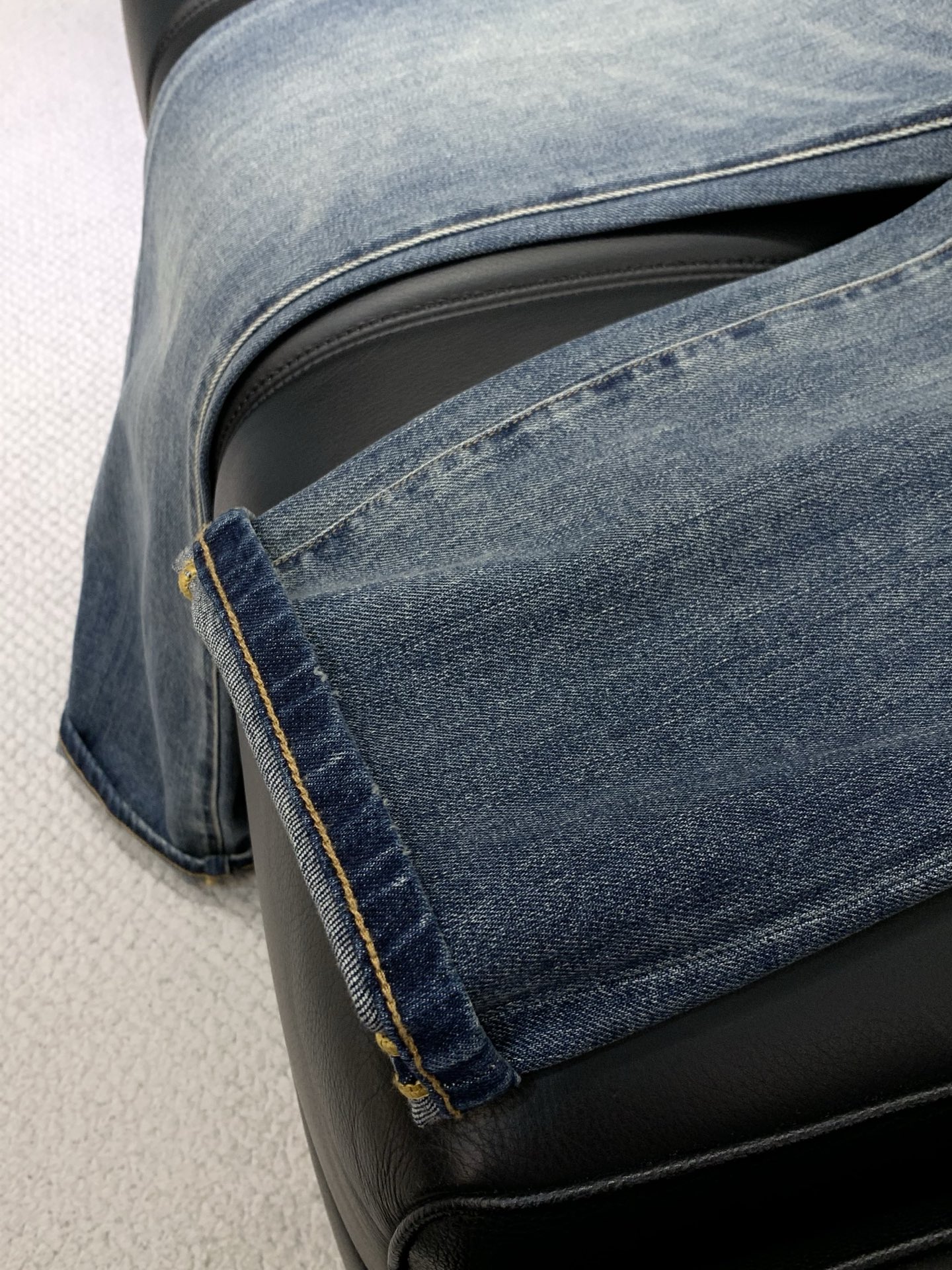 ，Ferragamo 菲拉格慕，春季新品，官网专柜同步有售，原单狠货，超级有范儿的一款牛仔裤，定制原版水