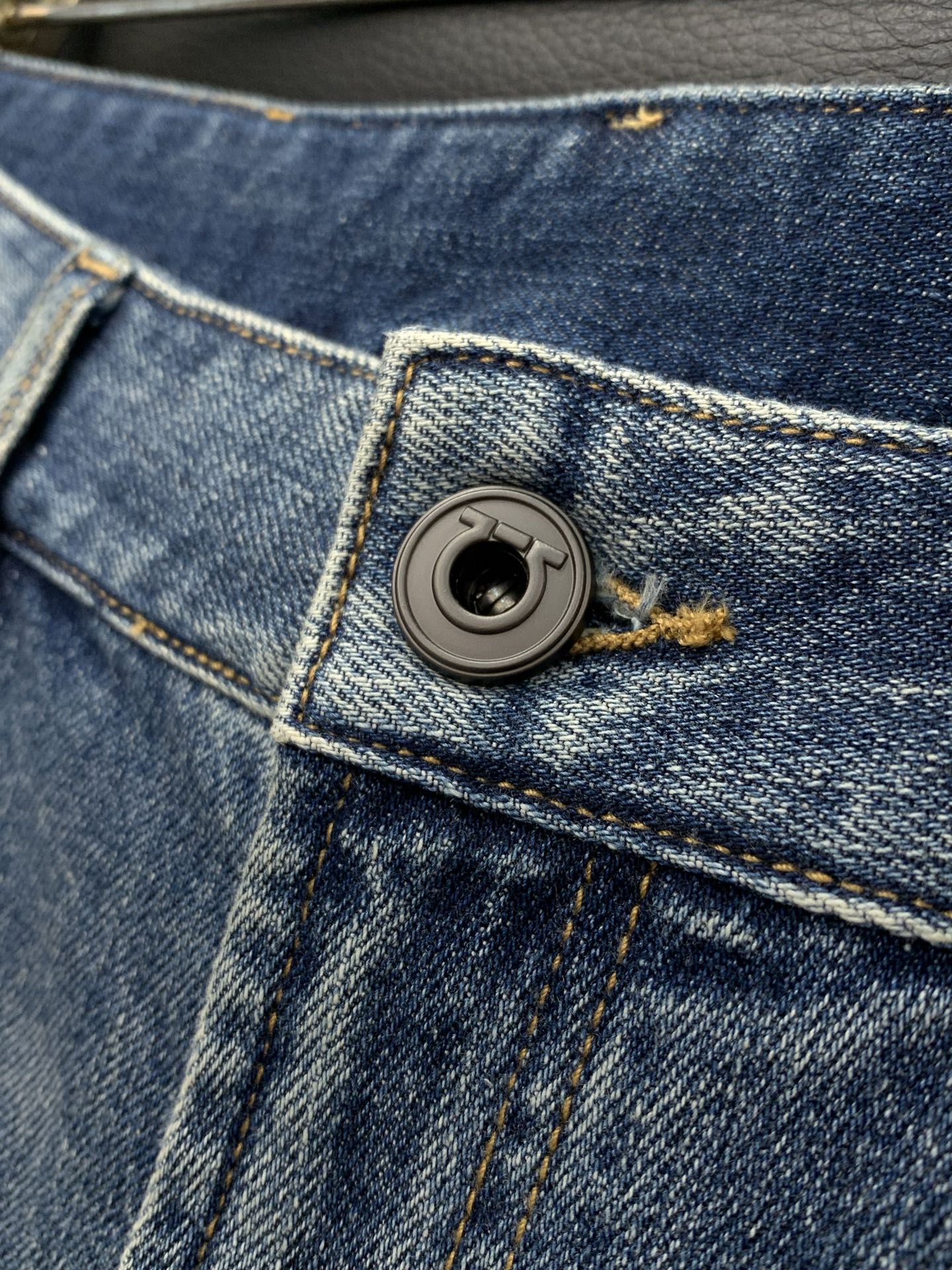 ，Ferragamo 菲拉格慕，春季新品，官网专柜同步有售，原单狠货，超级有范儿的一款牛仔裤，定制原版水