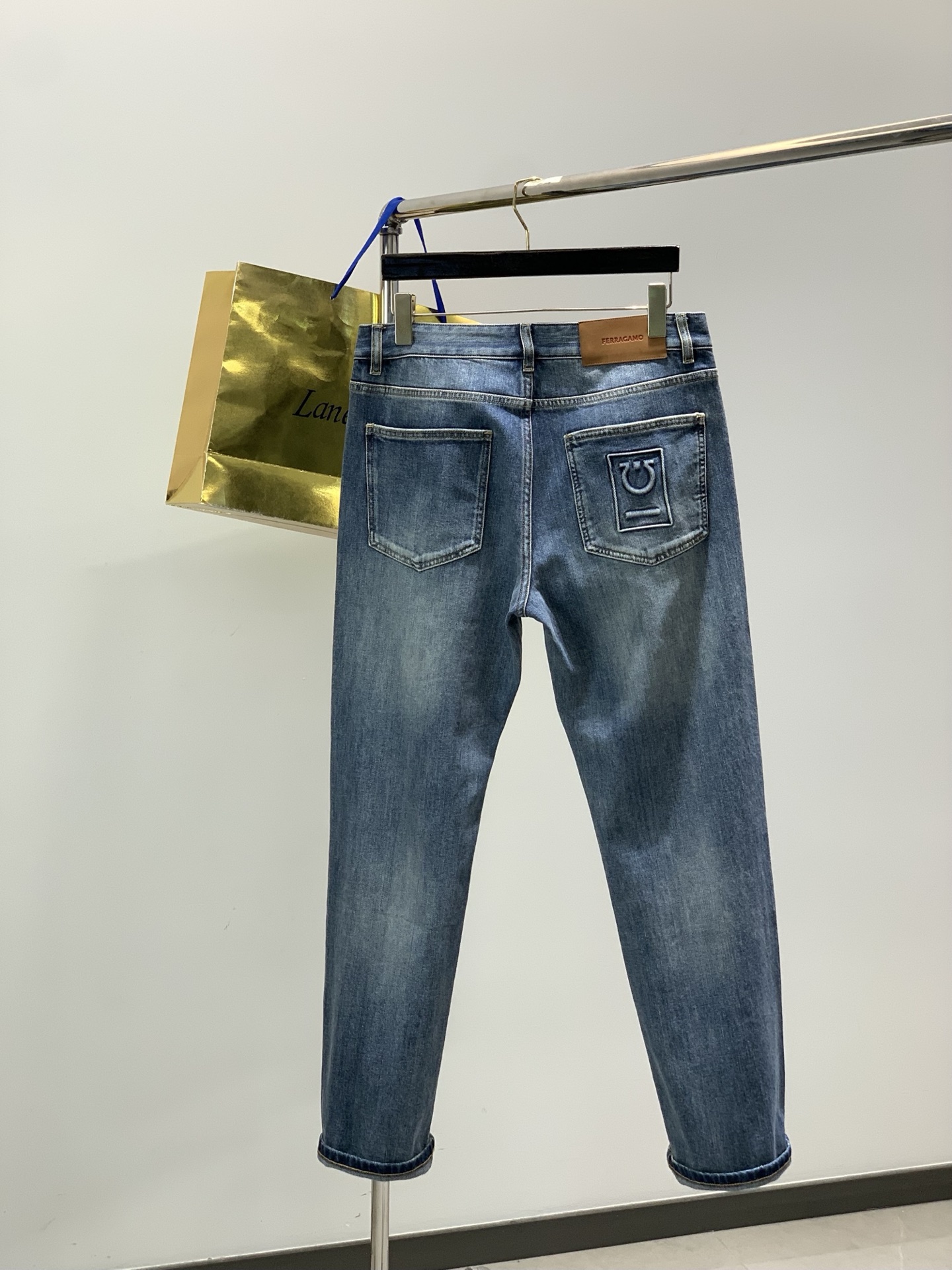 ，Ferragamo 菲拉格慕，春季新品，官网专柜同步有售，原单狠货，超级有范儿的一款牛仔裤，定制原版水