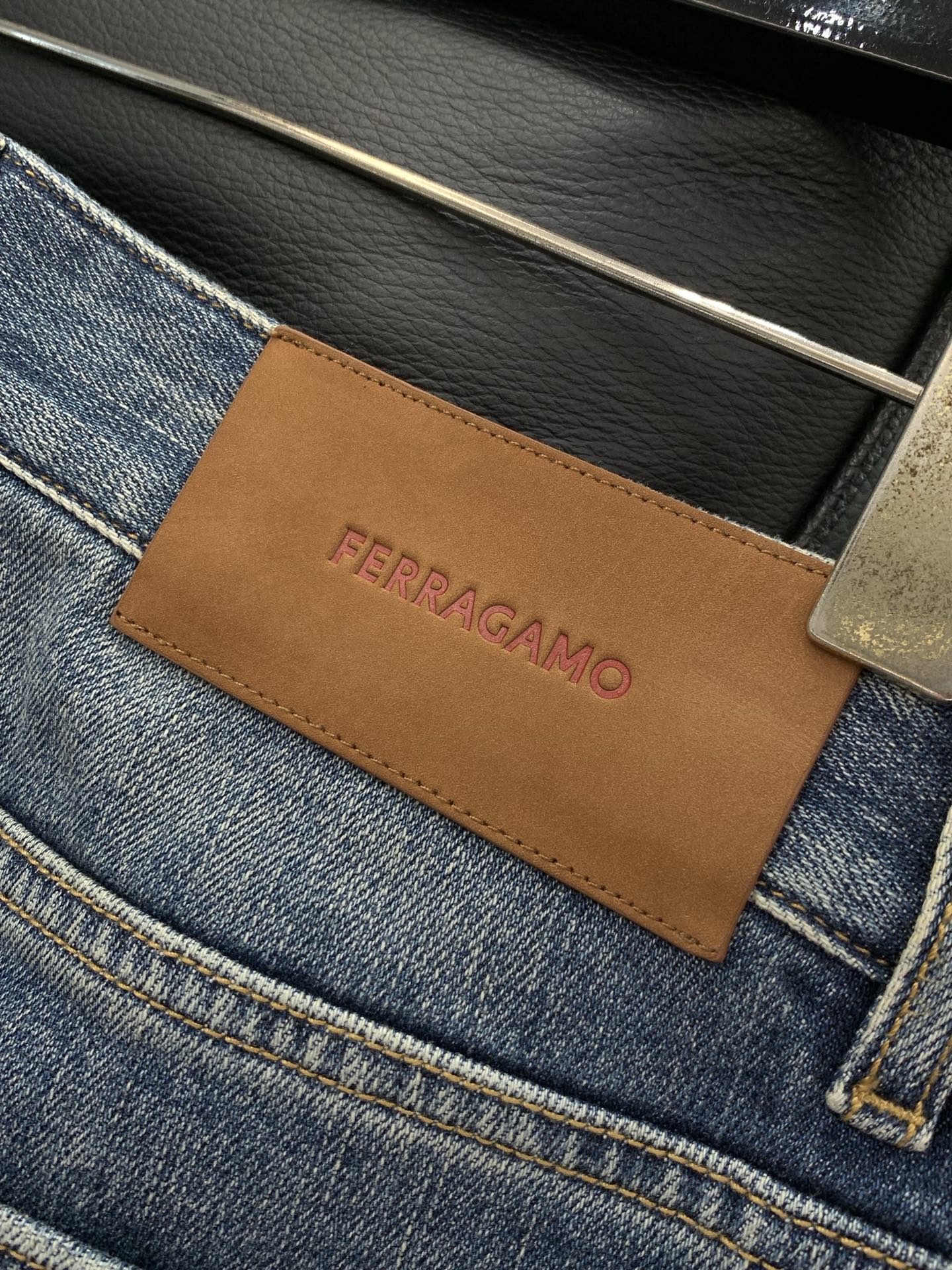 ，Ferragamo 菲拉格慕，春季新品，官网专柜同步有售，原单狠货，超级有范儿的一款牛仔裤，定制原版水