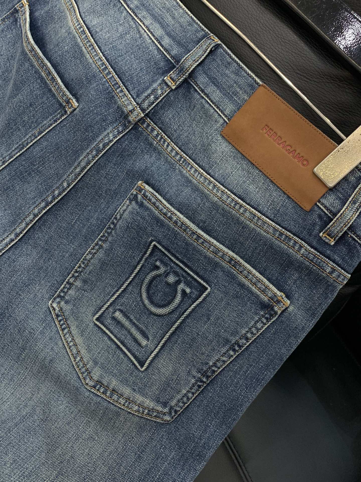 ，Ferragamo 菲拉格慕，春季新品，官网专柜同步有售，原单狠货，超级有范儿的一款牛仔裤，定制原版水
