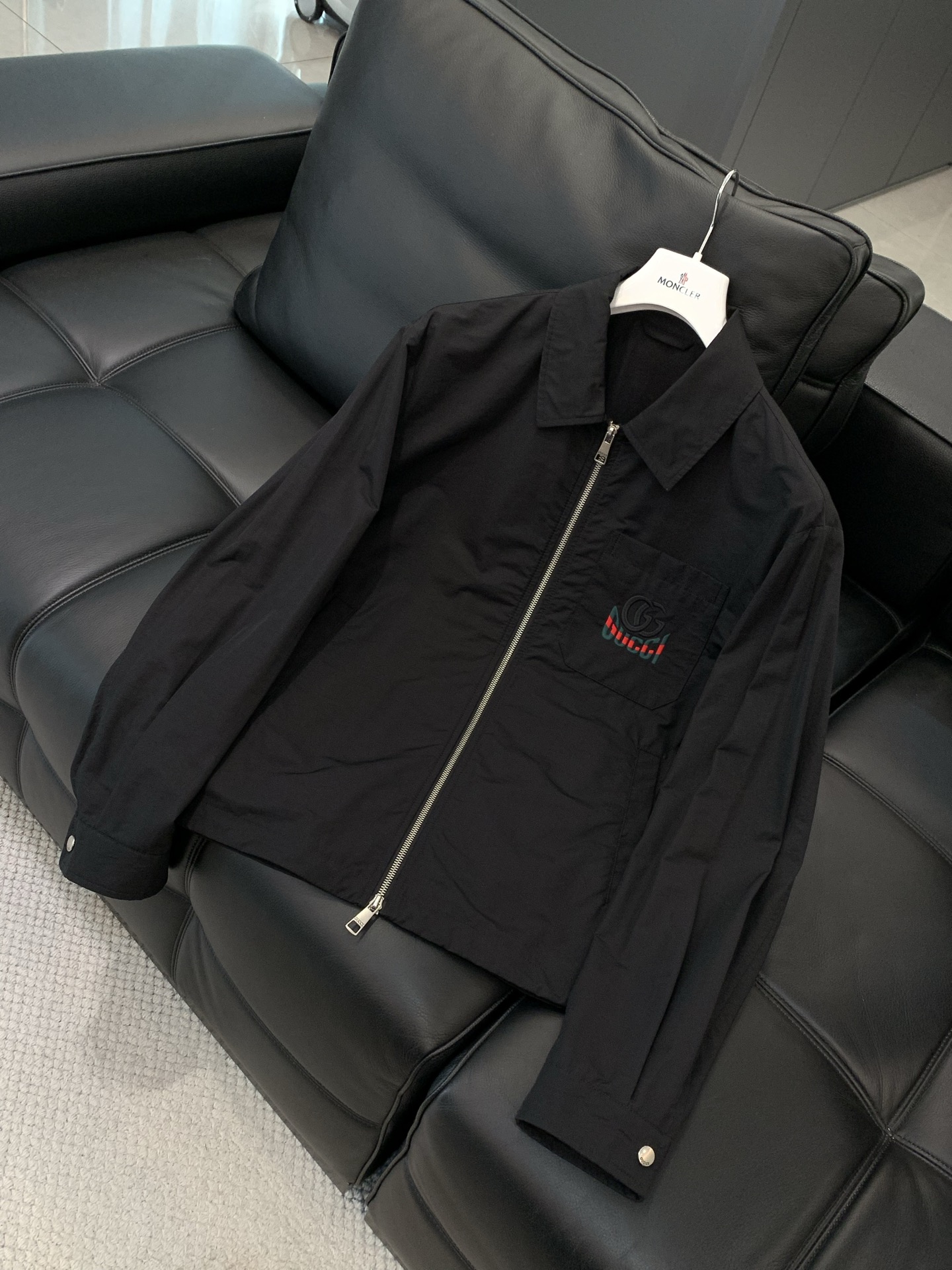 ，Gucci 古驰，2026春季最新款，专柜同步有售，原单狠货，时尚休闲翻领夹克外套，上身很有特点！吸睛