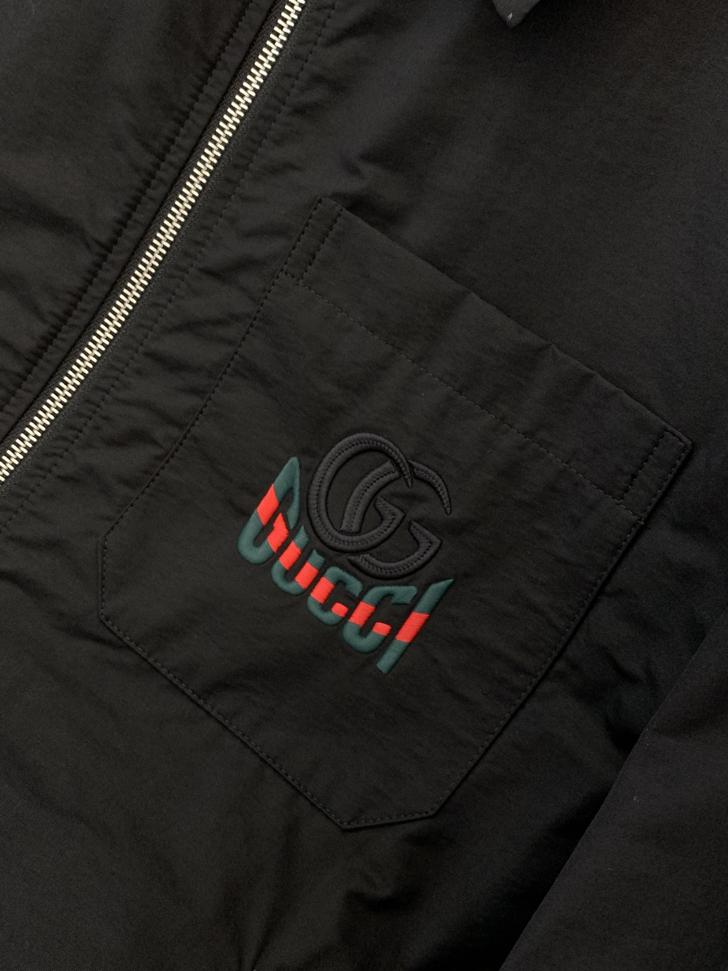 ，Gucci 古驰，2026春季最新款，专柜同步有售，原单狠货，时尚休闲翻领夹克外套，上身很有特点！吸睛