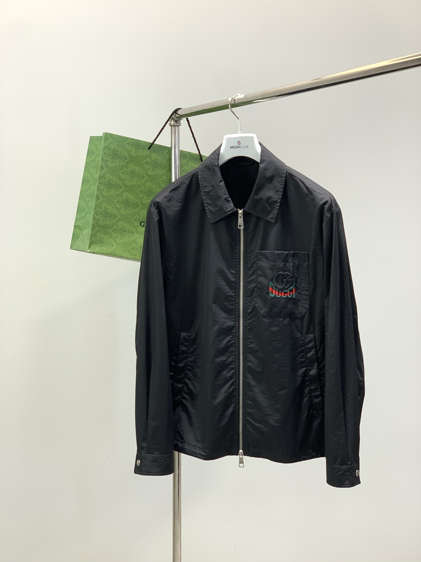 ，Gucci 古驰，2026春季最新款，专柜同步有售，原单狠货，时尚休闲翻领夹克外套，上身很有特点！吸睛