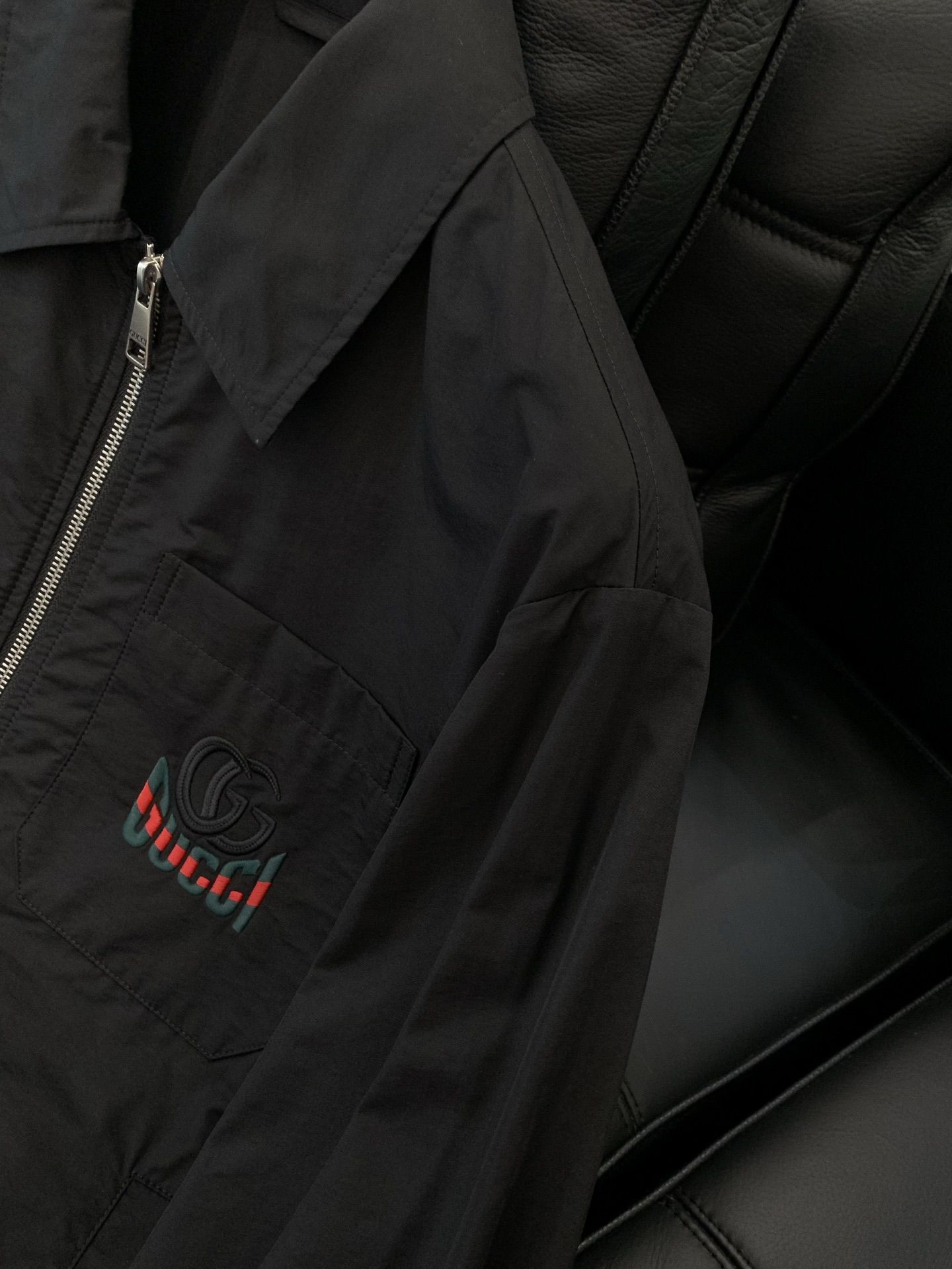 ，Gucci 古驰，2026春季最新款，专柜同步有售，原单狠货，时尚休闲翻领夹克外套，上身很有特点！吸睛