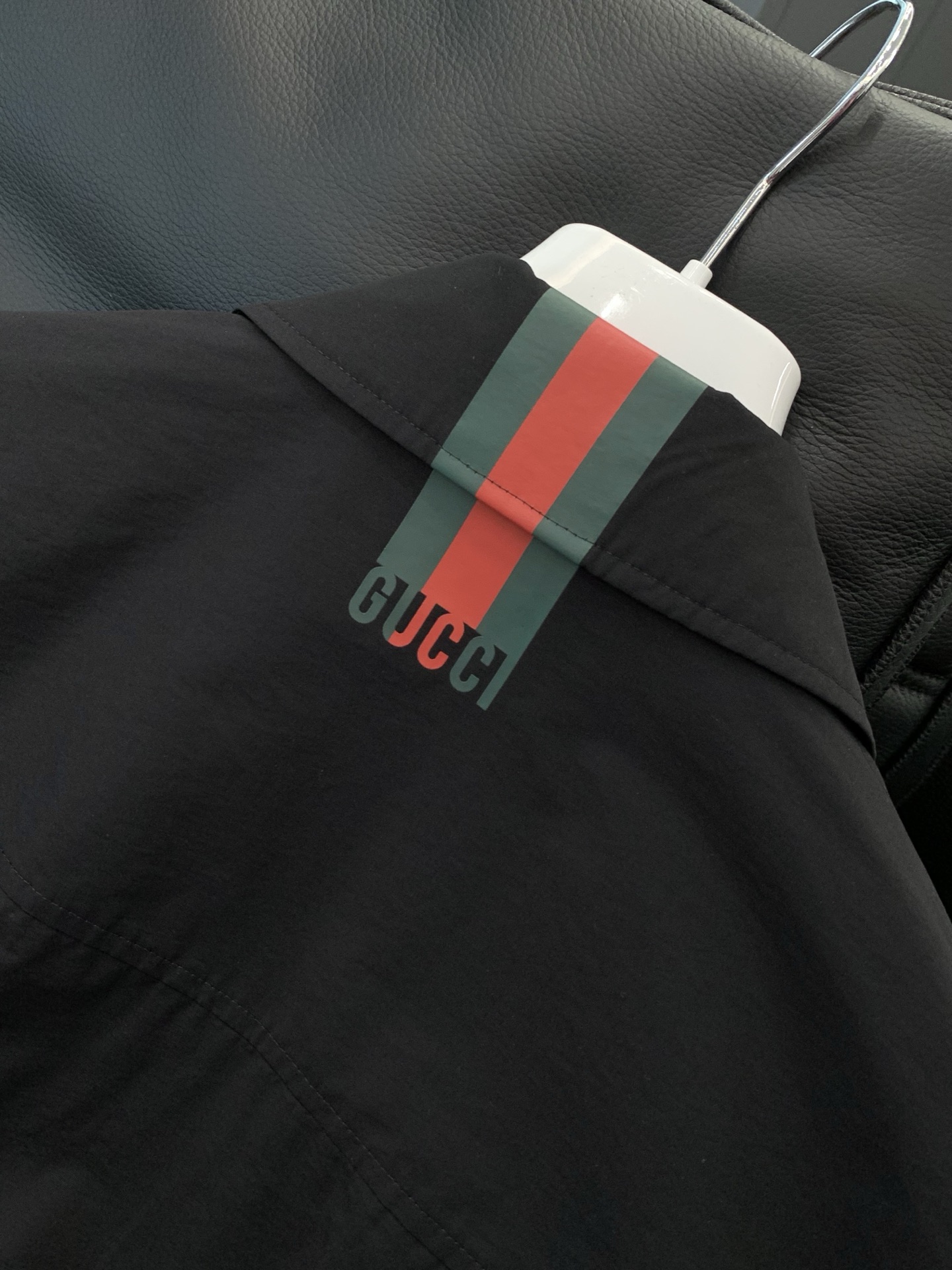 ，Gucci 古驰，2026春季最新款，专柜同步有售，原单狠货，时尚休闲翻领夹克外套，上身很有特点！吸睛