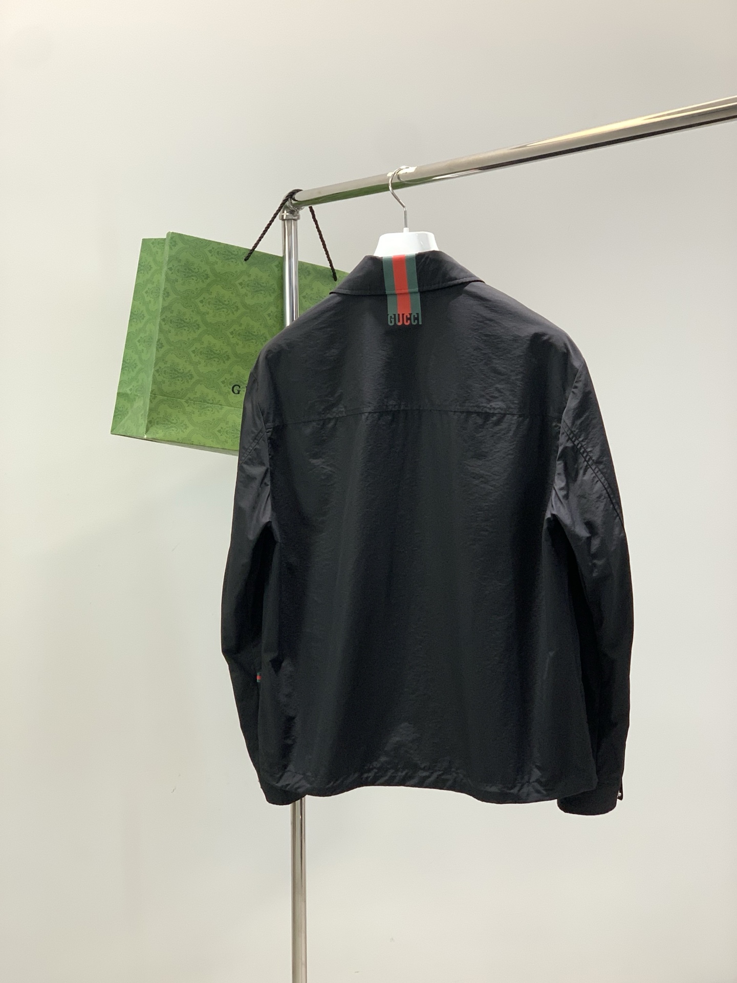 ，Gucci 古驰，2026春季最新款，专柜同步有售，原单狠货，时尚休闲翻领夹克外套，上身很有特点！吸睛