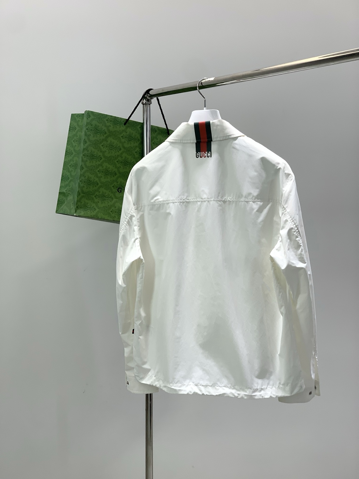 ，Gucci 古驰，2026春季最新款，专柜同步有售，原单狠货，时尚休闲翻领夹克外套，上身很有特点！吸睛