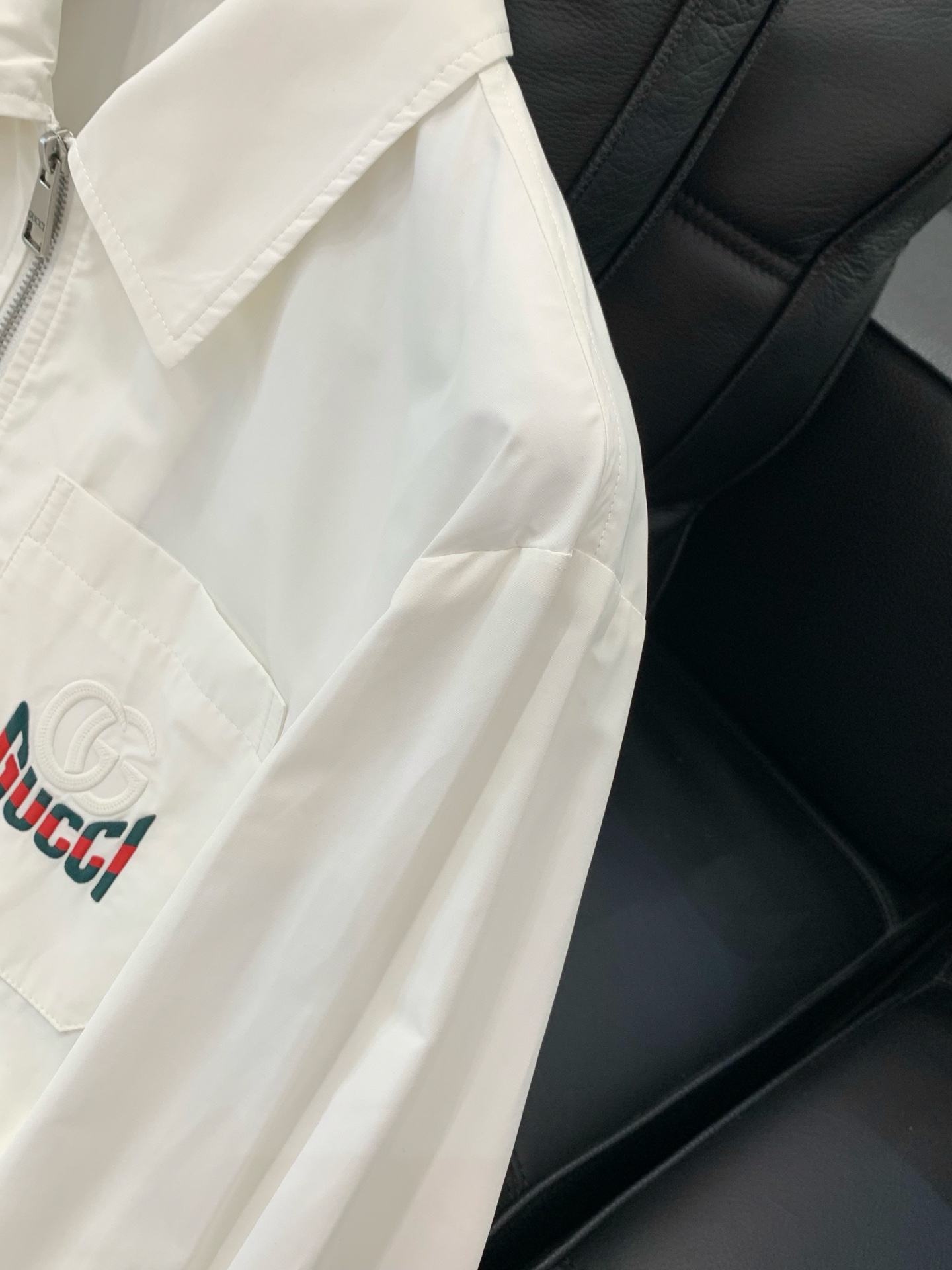 ，Gucci 古驰，2026春季最新款，专柜同步有售，原单狠货，时尚休闲翻领夹克外套，上身很有特点！吸睛