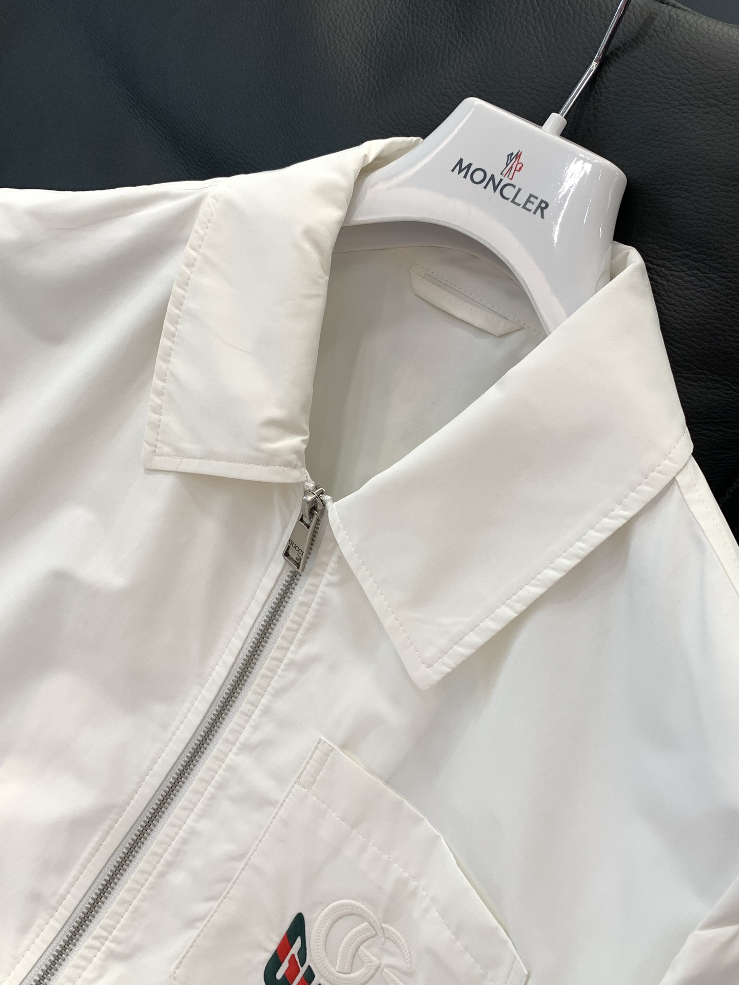 ，Gucci 古驰，2026春季最新款，专柜同步有售，原单狠货，时尚休闲翻领夹克外套，上身很有特点！吸睛