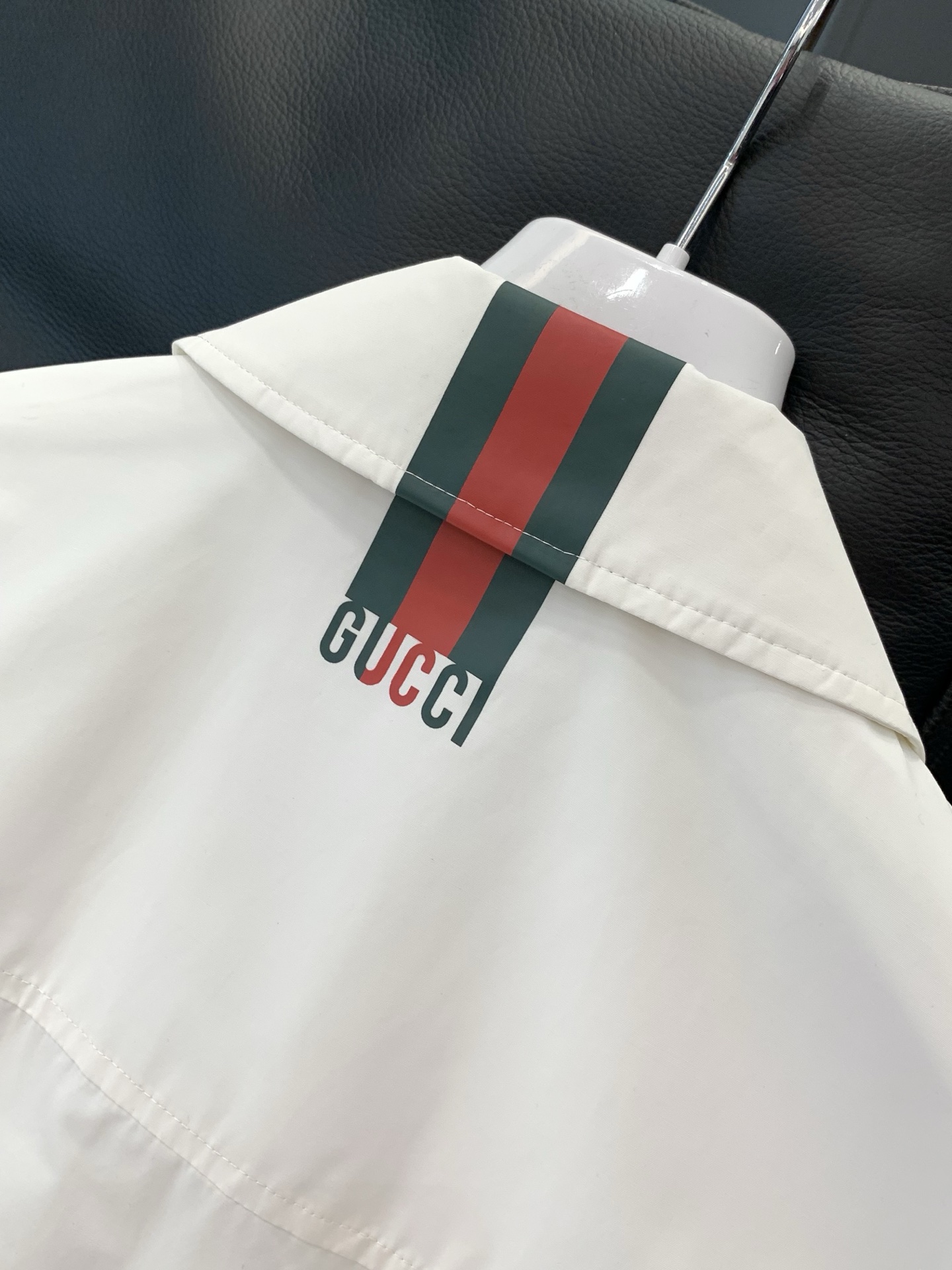 ，Gucci 古驰，2026春季最新款，专柜同步有售，原单狠货，时尚休闲翻领夹克外套，上身很有特点！吸睛