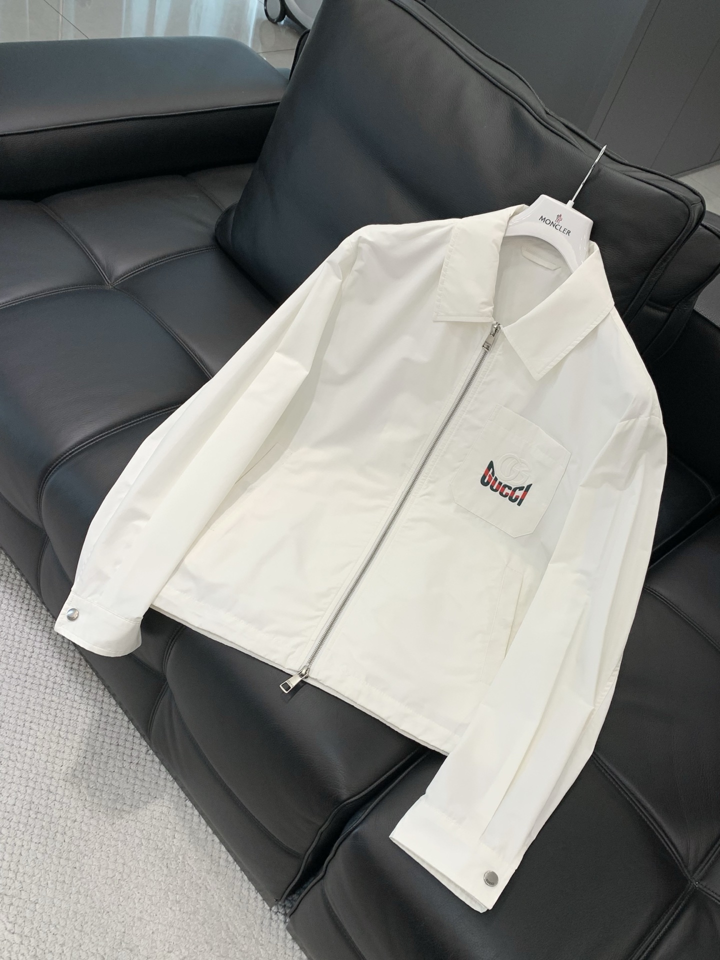 ，Gucci 古驰，2026春季最新款，专柜同步有售，原单狠货，时尚休闲翻领夹克外套，上身很有特点！吸睛