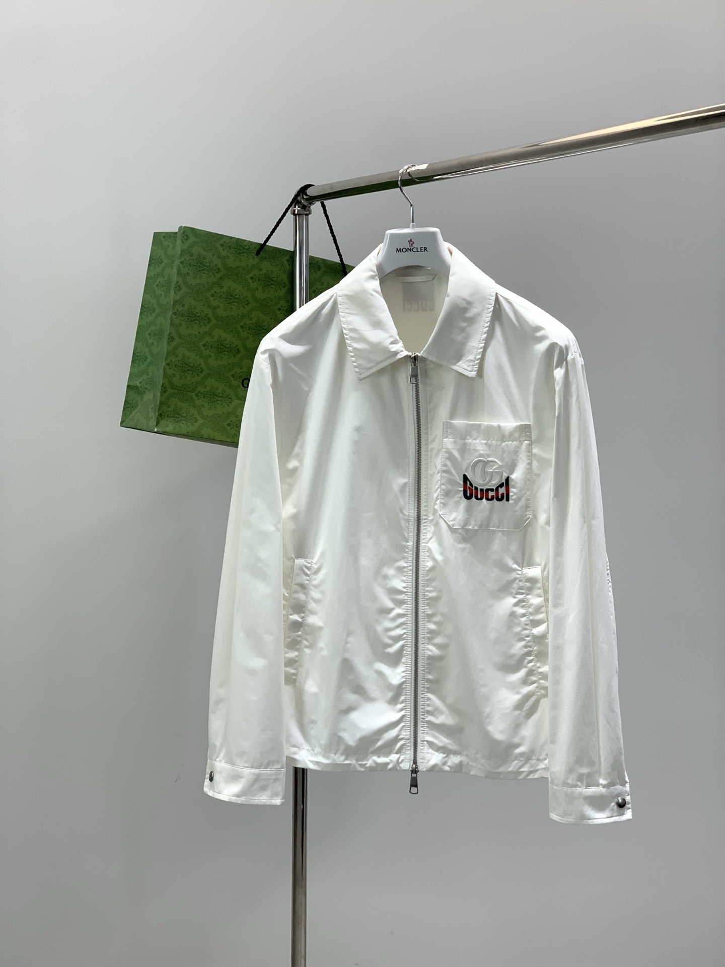 ，Gucci 古驰，2026春季最新款，专柜同步有售，原单狠货，时尚休闲翻领夹克外套，上身很有特点！吸睛