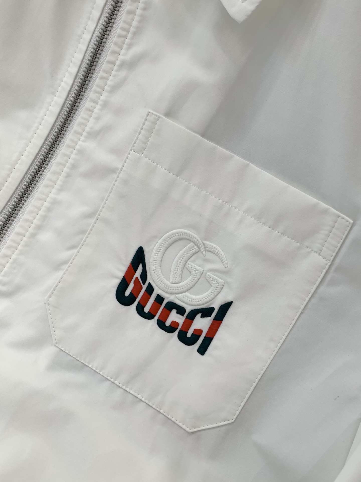 ，Gucci 古驰，2026春季最新款，专柜同步有售，原单狠货，时尚休闲翻领夹克外套，上身很有特点！吸睛