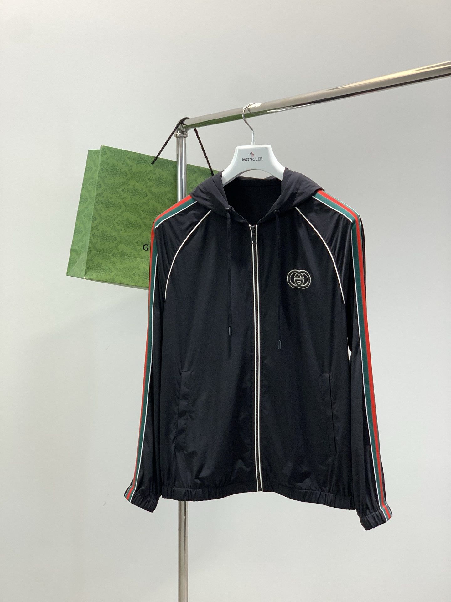 ，Gucci 古驰，2026春季最新款，专柜同步有售，原单狠货，时尚休闲连帽外套，上身很有特点！吸睛而有