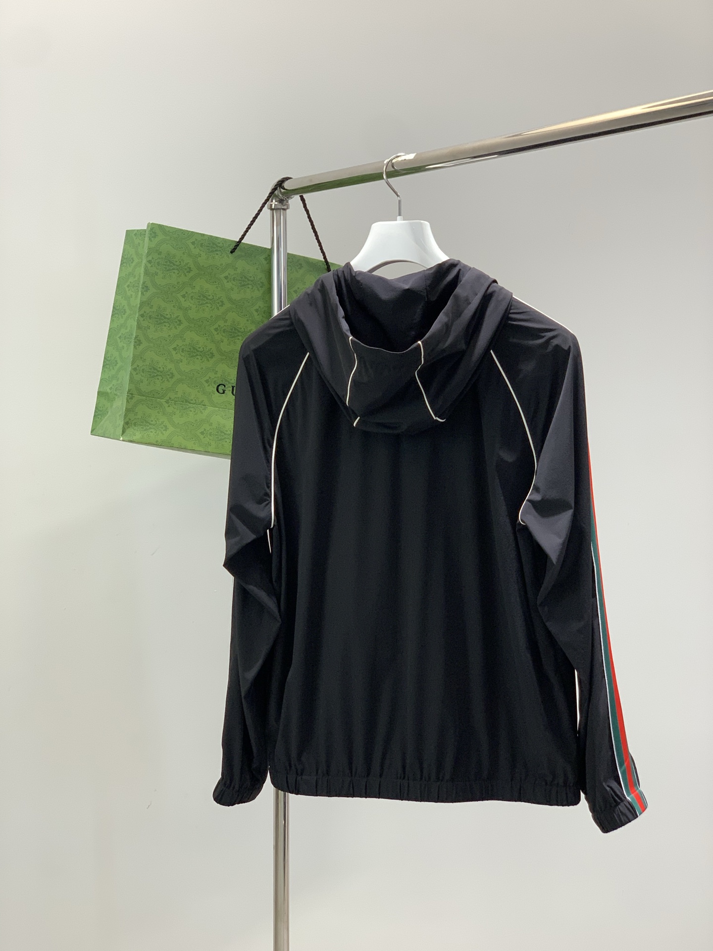 ，Gucci 古驰，2026春季最新款，专柜同步有售，原单狠货，时尚休闲连帽外套，上身很有特点！吸睛而有