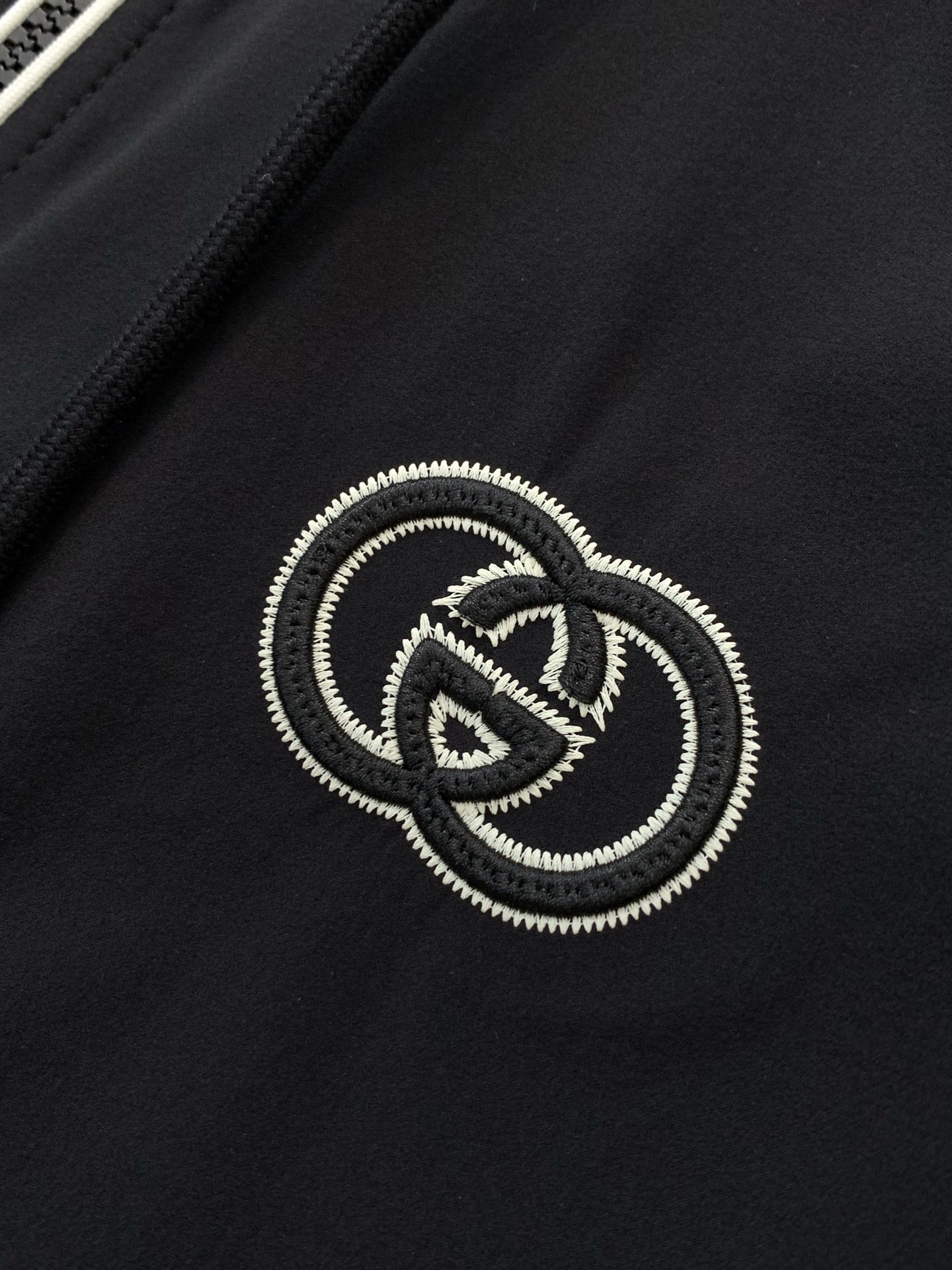 ，Gucci 古驰，2026春季最新款，专柜同步有售，原单狠货，时尚休闲连帽外套，上身很有特点！吸睛而有