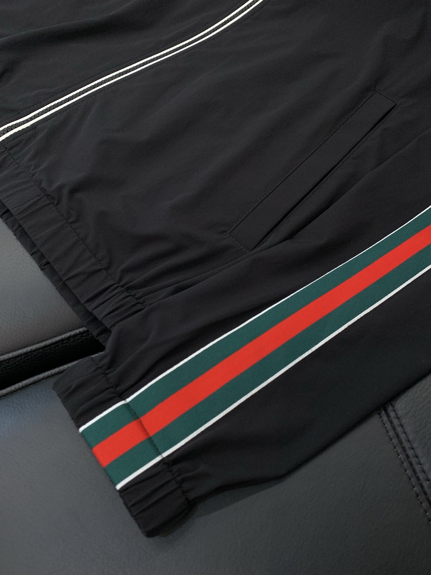 ，Gucci 古驰，2026春季最新款，专柜同步有售，原单狠货，时尚休闲连帽外套，上身很有特点！吸睛而有