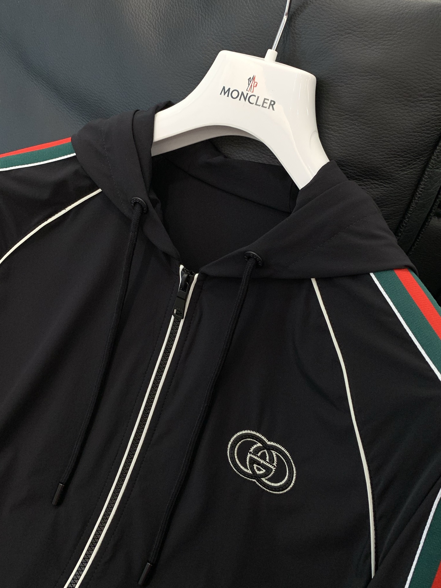 ，Gucci 古驰，2026春季最新款，专柜同步有售，原单狠货，时尚休闲连帽外套，上身很有特点！吸睛而有