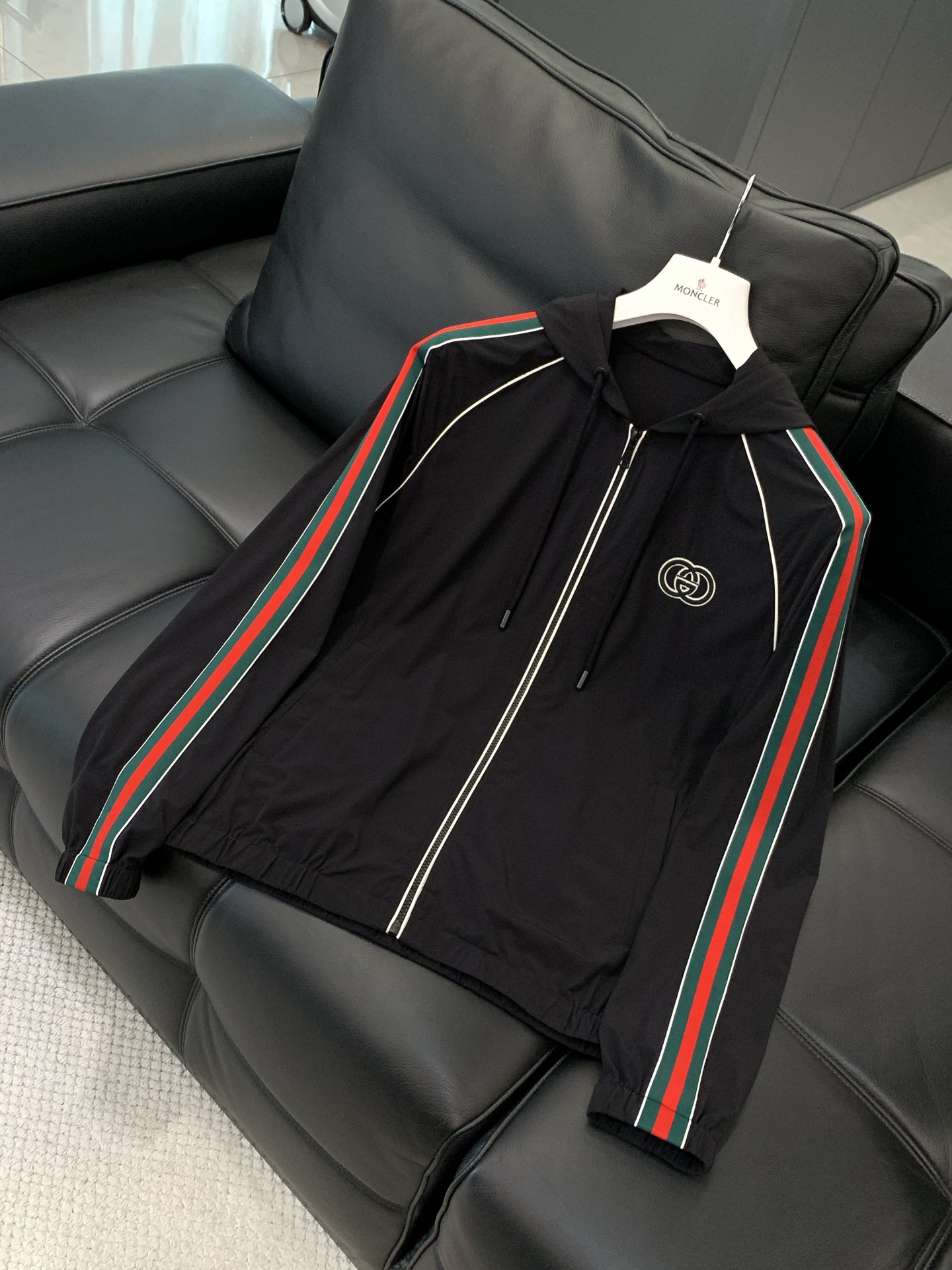 ，Gucci 古驰，2026春季最新款，专柜同步有售，原单狠货，时尚休闲连帽外套，上身很有特点！吸睛而有