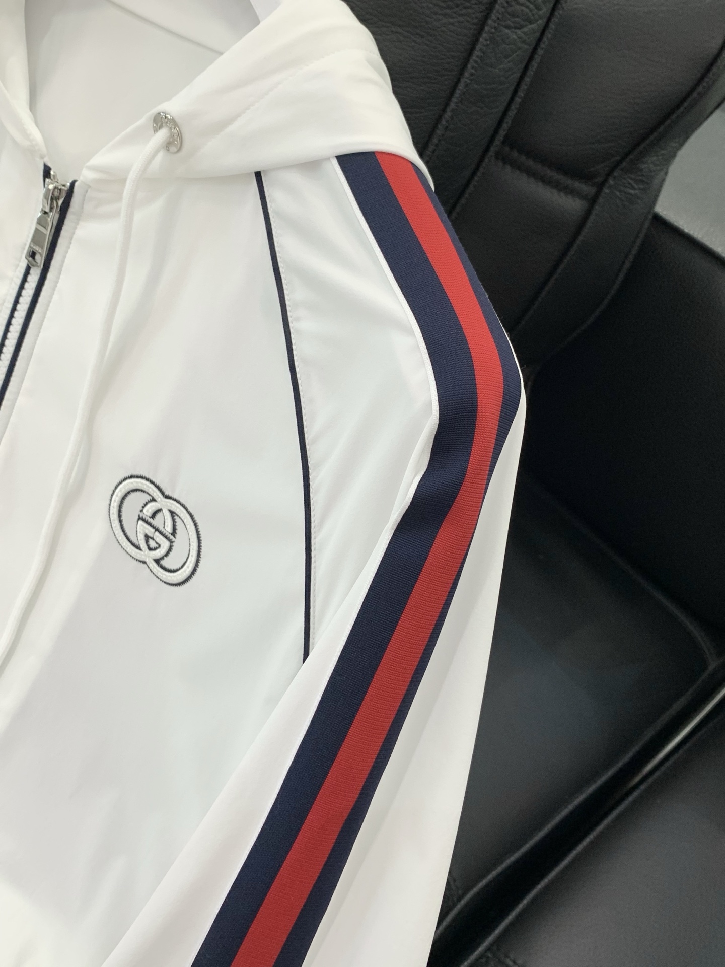 ，Gucci 古驰，2026春季最新款，专柜同步有售，原单狠货，时尚休闲连帽外套，上身很有特点！吸睛而有