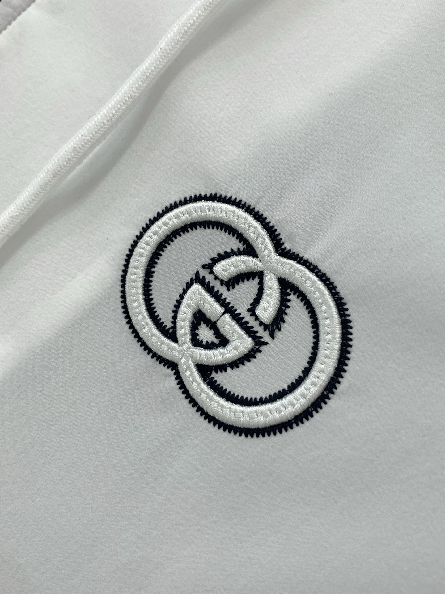 ，Gucci 古驰，2026春季最新款，专柜同步有售，原单狠货，时尚休闲连帽外套，上身很有特点！吸睛而有