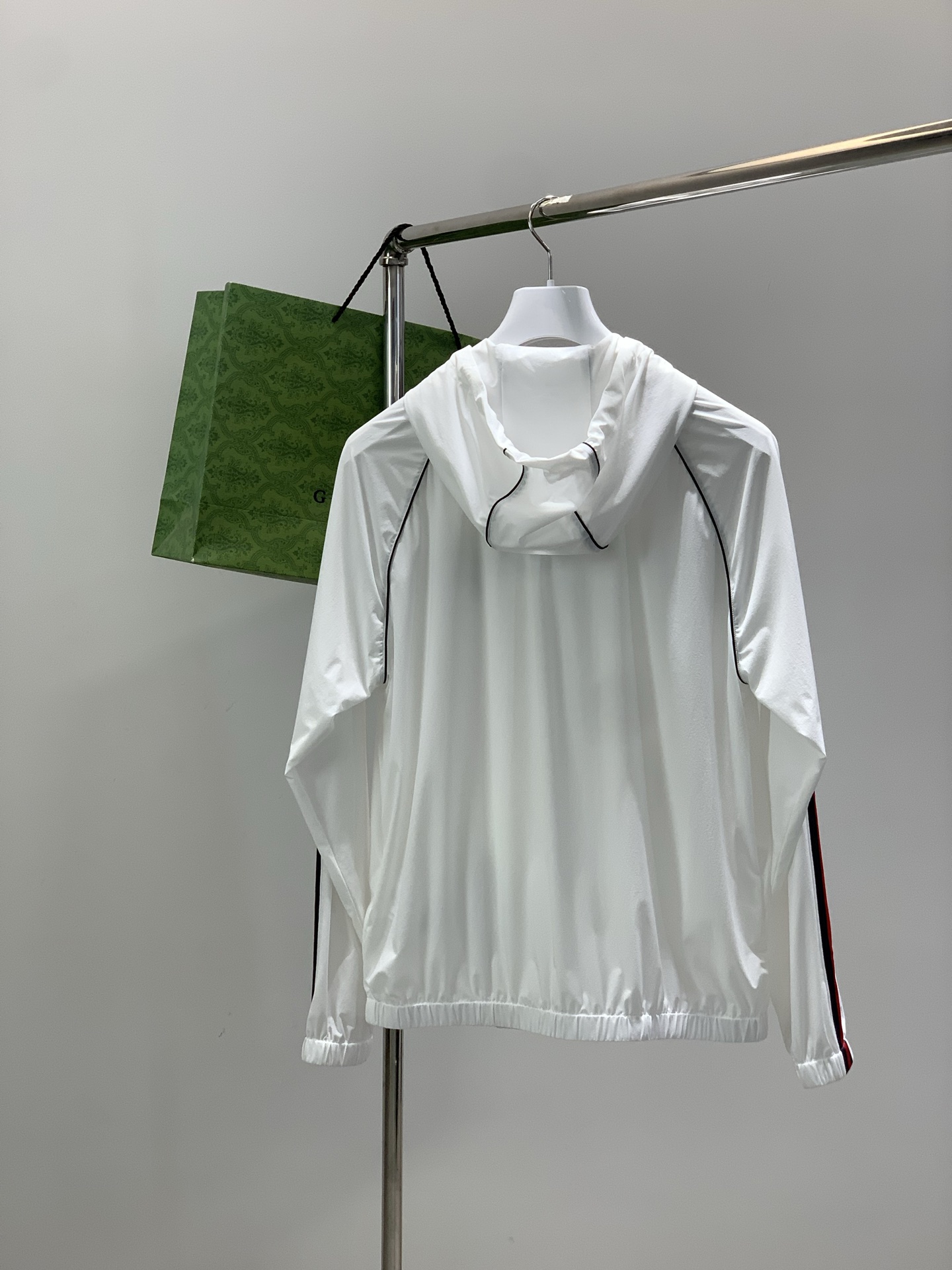 ，Gucci 古驰，2026春季最新款，专柜同步有售，原单狠货，时尚休闲连帽外套，上身很有特点！吸睛而有