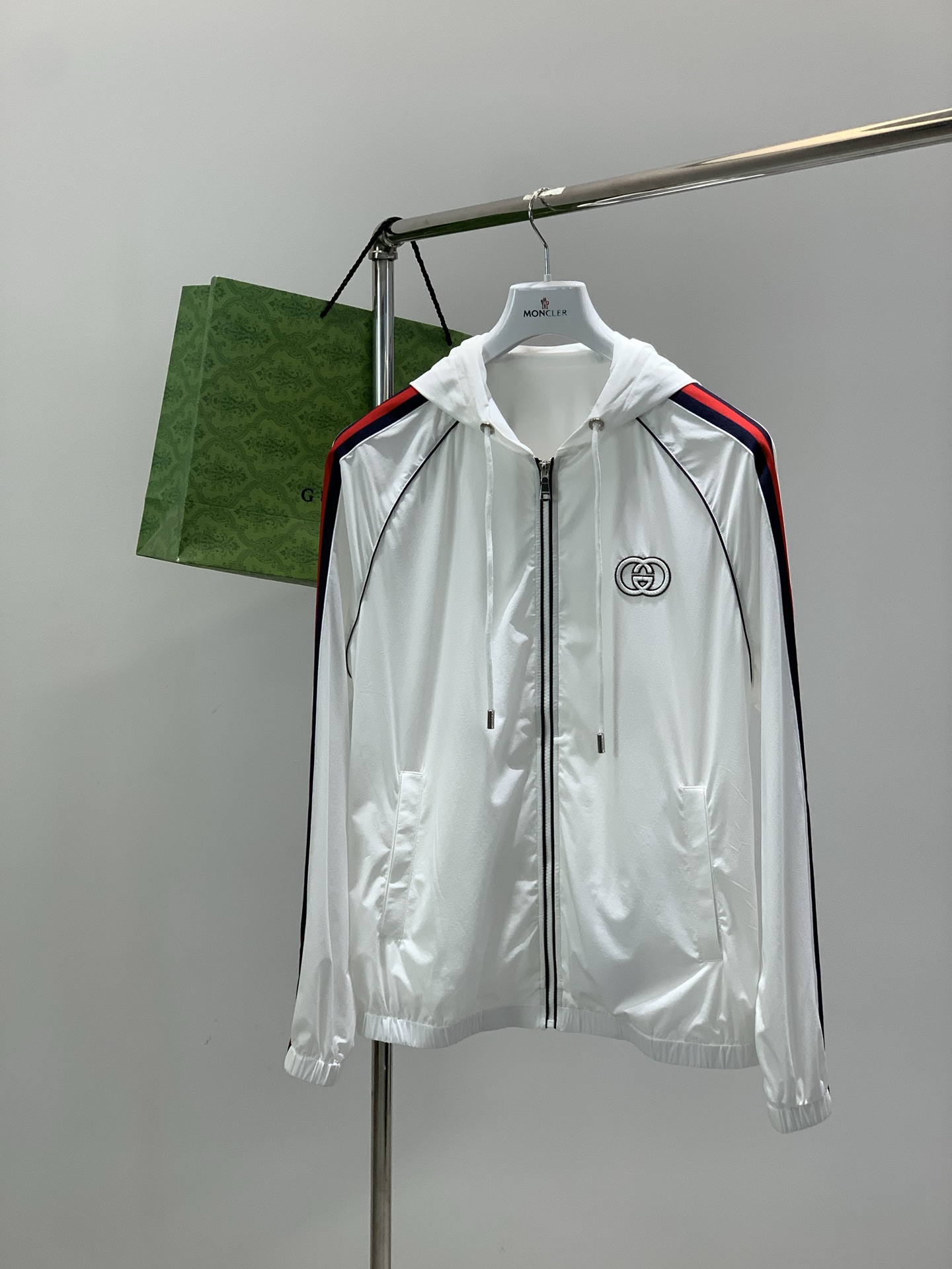 ，Gucci 古驰，2026春季最新款，专柜同步有售，原单狠货，时尚休闲连帽外套，上身很有特点！吸睛而有